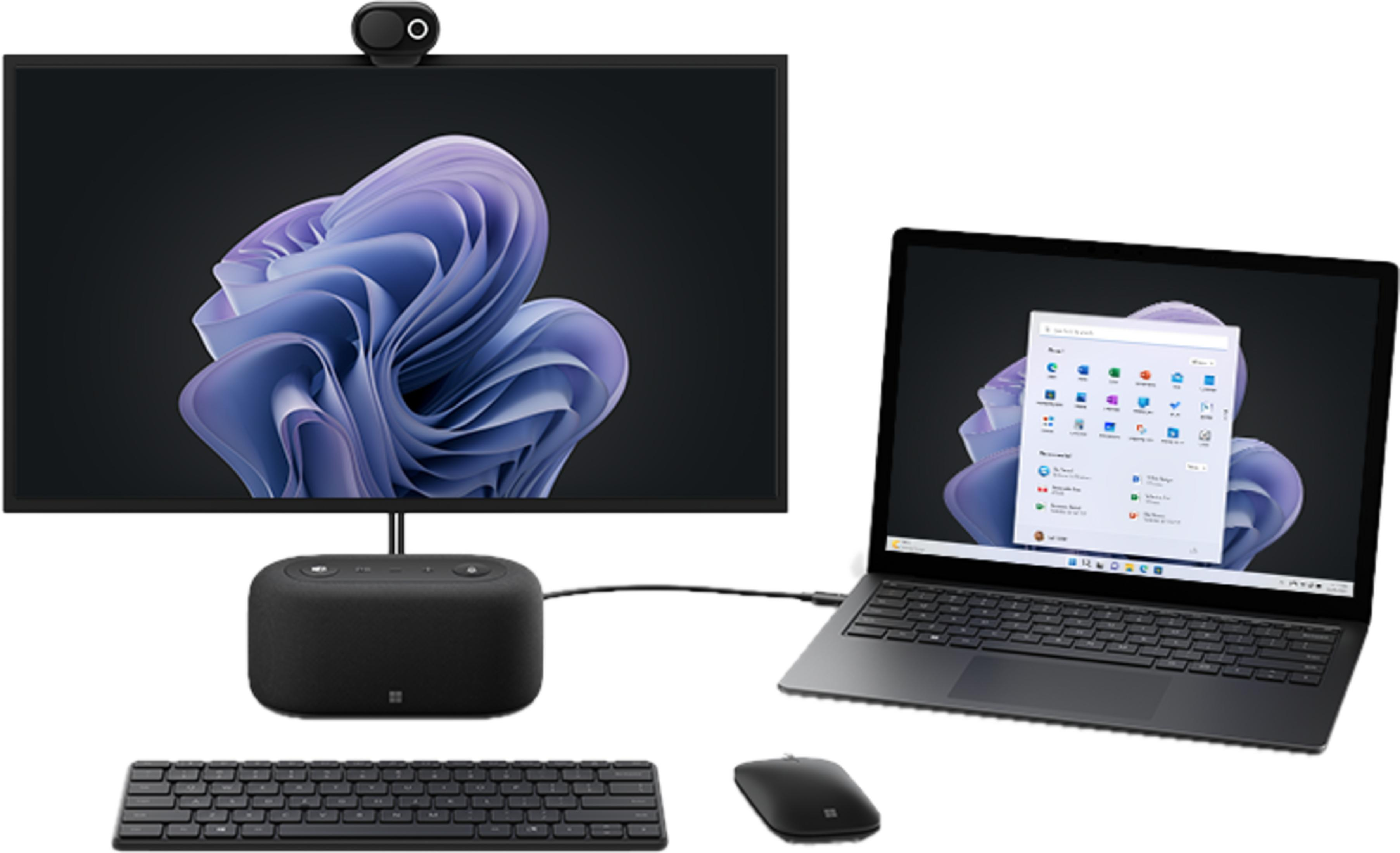 Un laptop, monitor, altoparlante, tastiera e mouse su sfondo bianco.