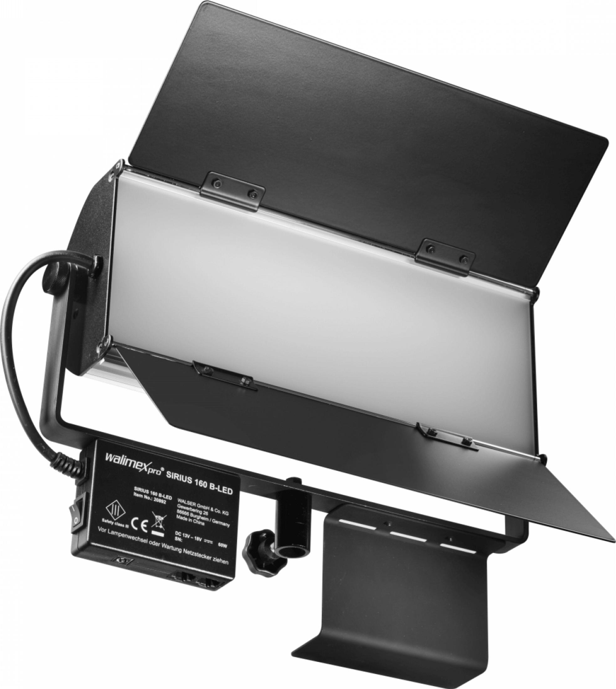 Ein walimexpro SIRIUS 160 B-LED mit schwarzen Barn Doors vor weißem Hintergrund.