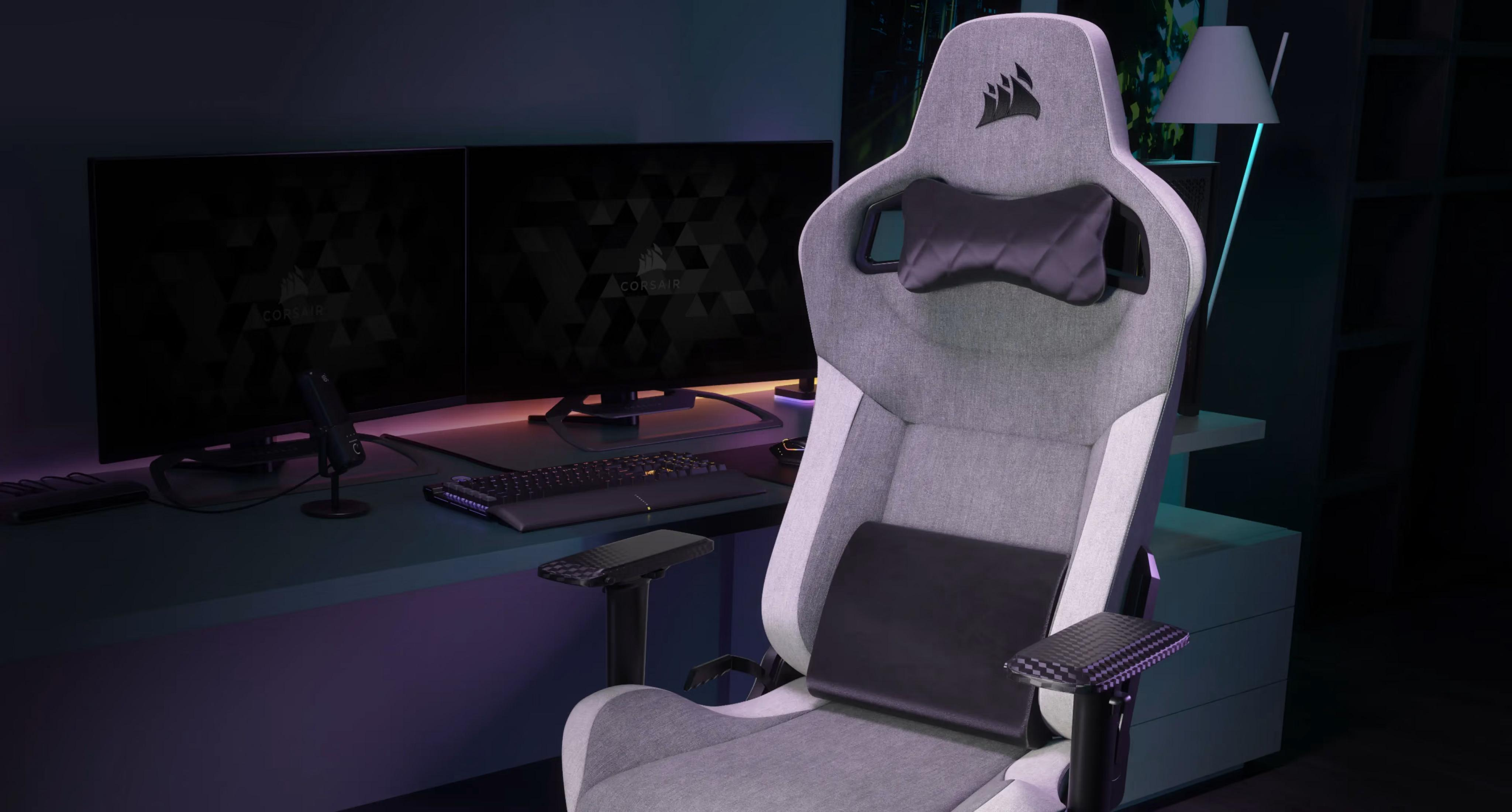 Gaming-Stuhl mit zwei Monitoren, Tastatur und Mikrofon auf einem Schreibtisch mit Stimmungsbeleuchtung.