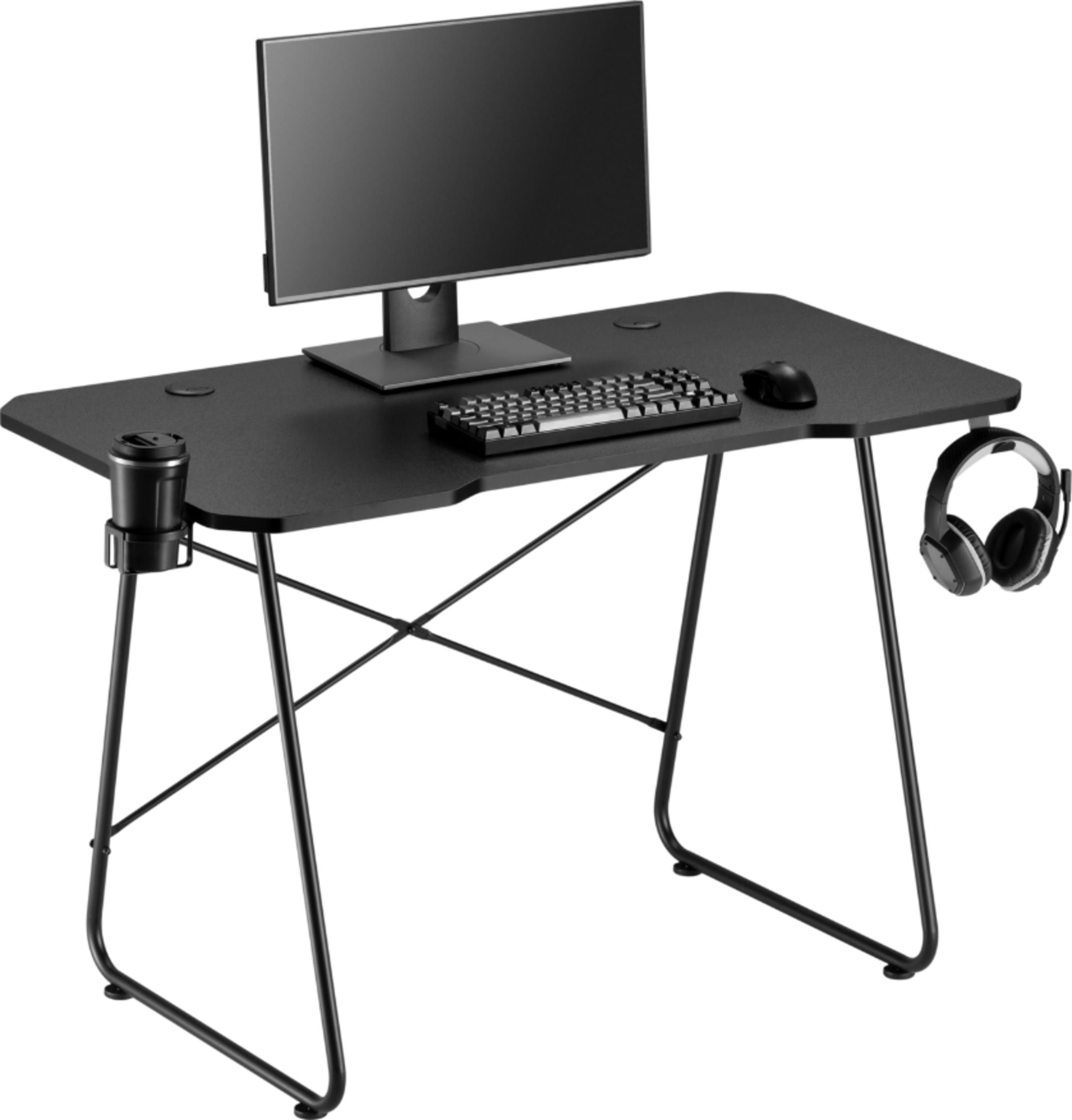Ein schwarzer Schreibtisch mit einem Monitor, Tastatur, Maus, Kopfhörern und Becherhalter.