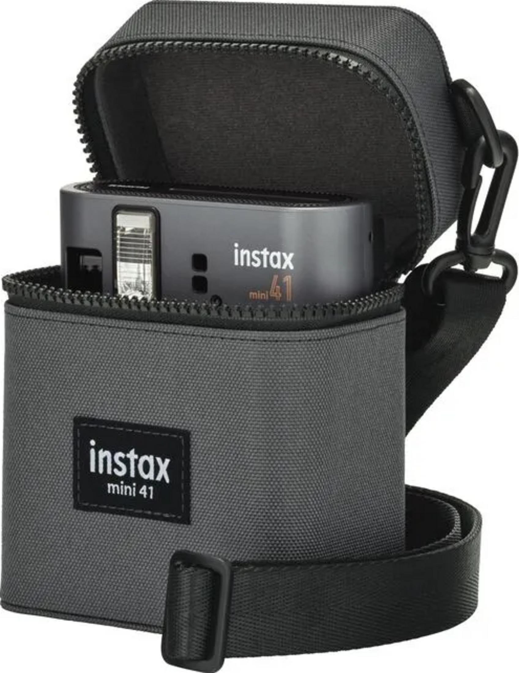 Graue Instax Mini 41 Kameratasche mit geöffnetem Reißverschluss und Kamera darin.