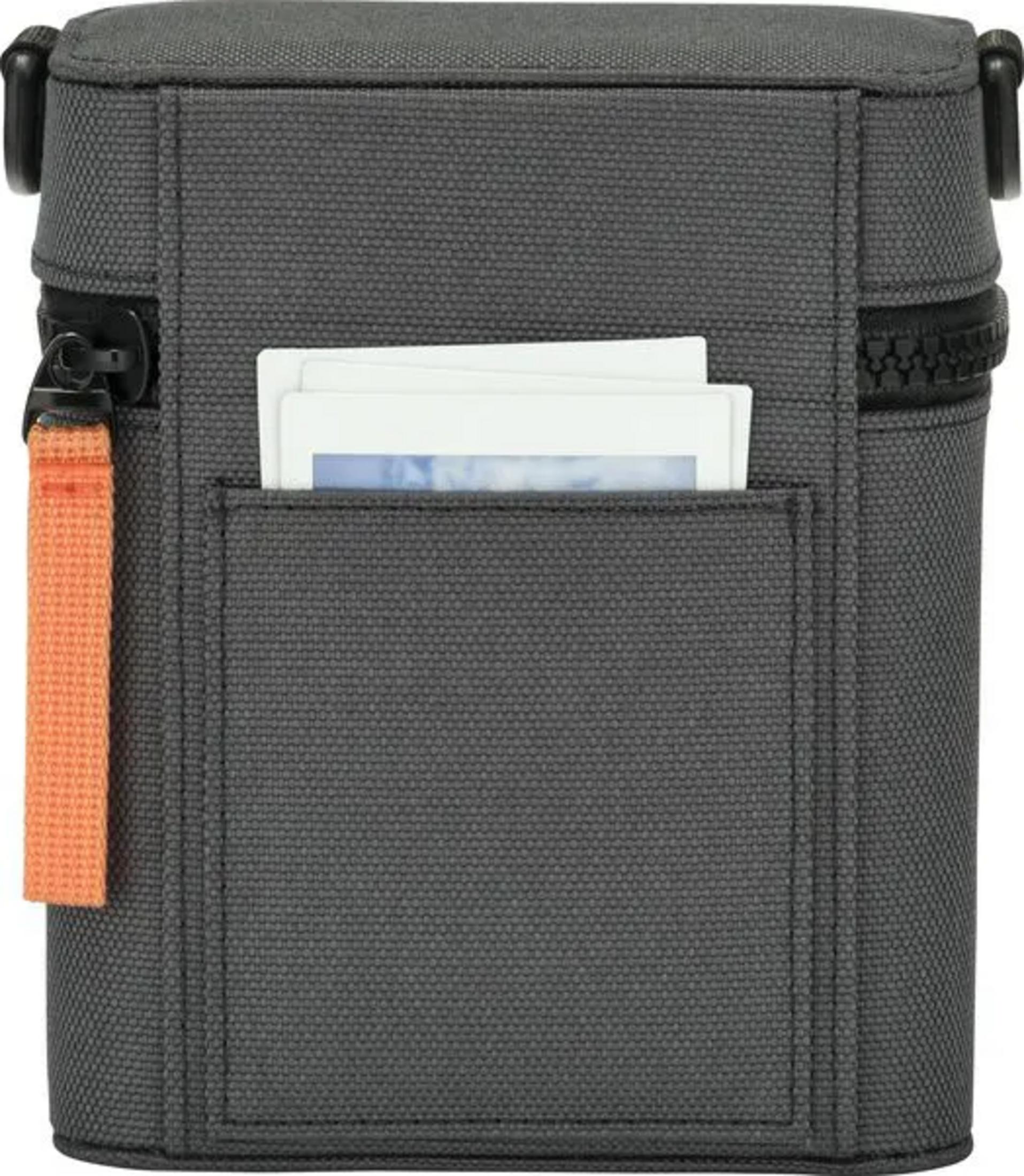 Graue Kameratasche mit orangefarbenem Tragegriff und Fotos in der Vordertasche.