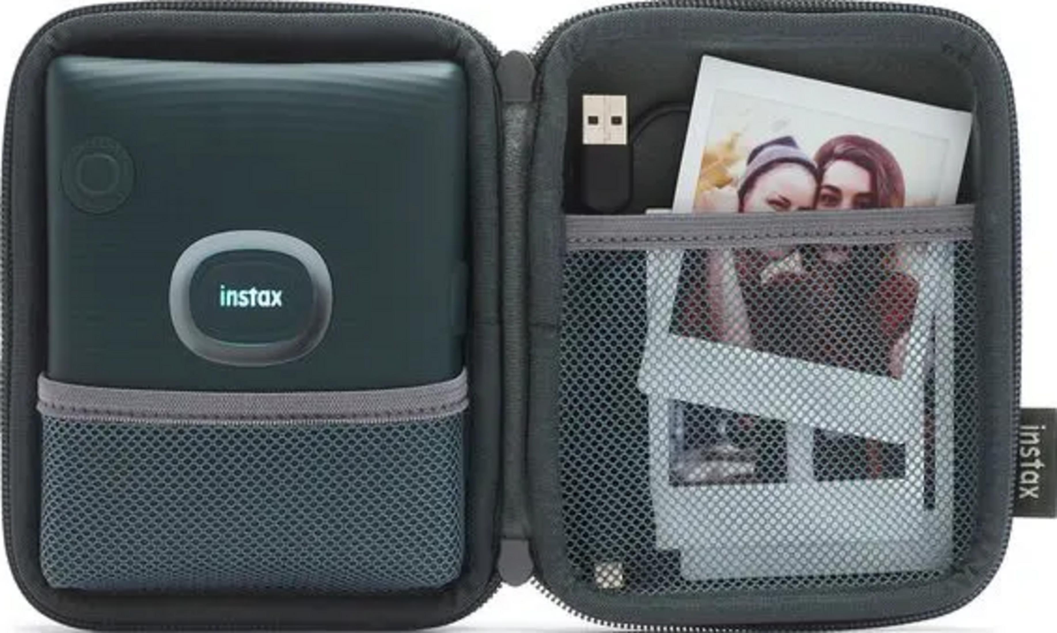 Eine dunkle Tasche mit einem Drucker, USB-Kabel und Fotos.