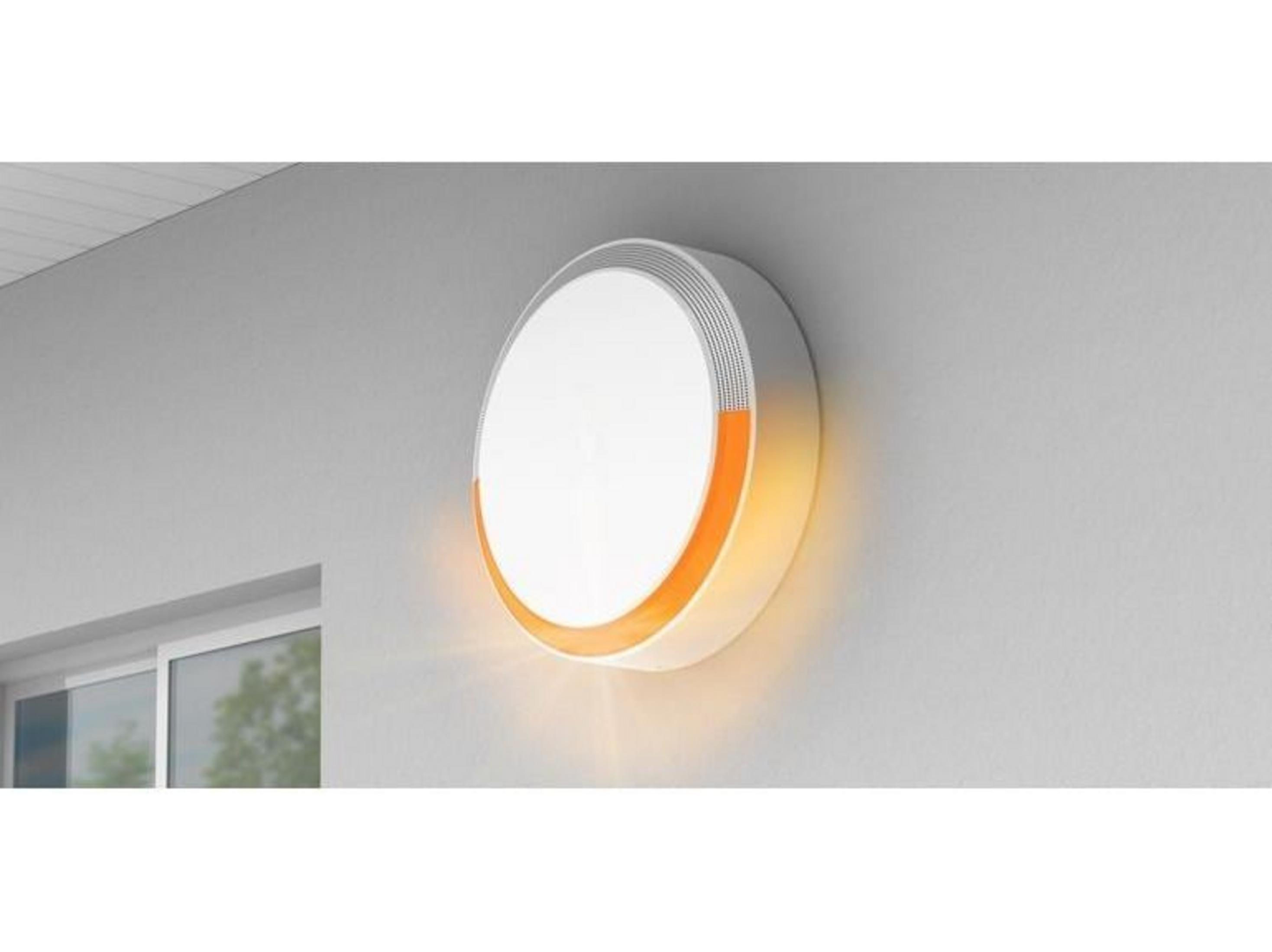Runde Wandleuchte mit orangem Lichtstreifen, an grauer Wand montiert.