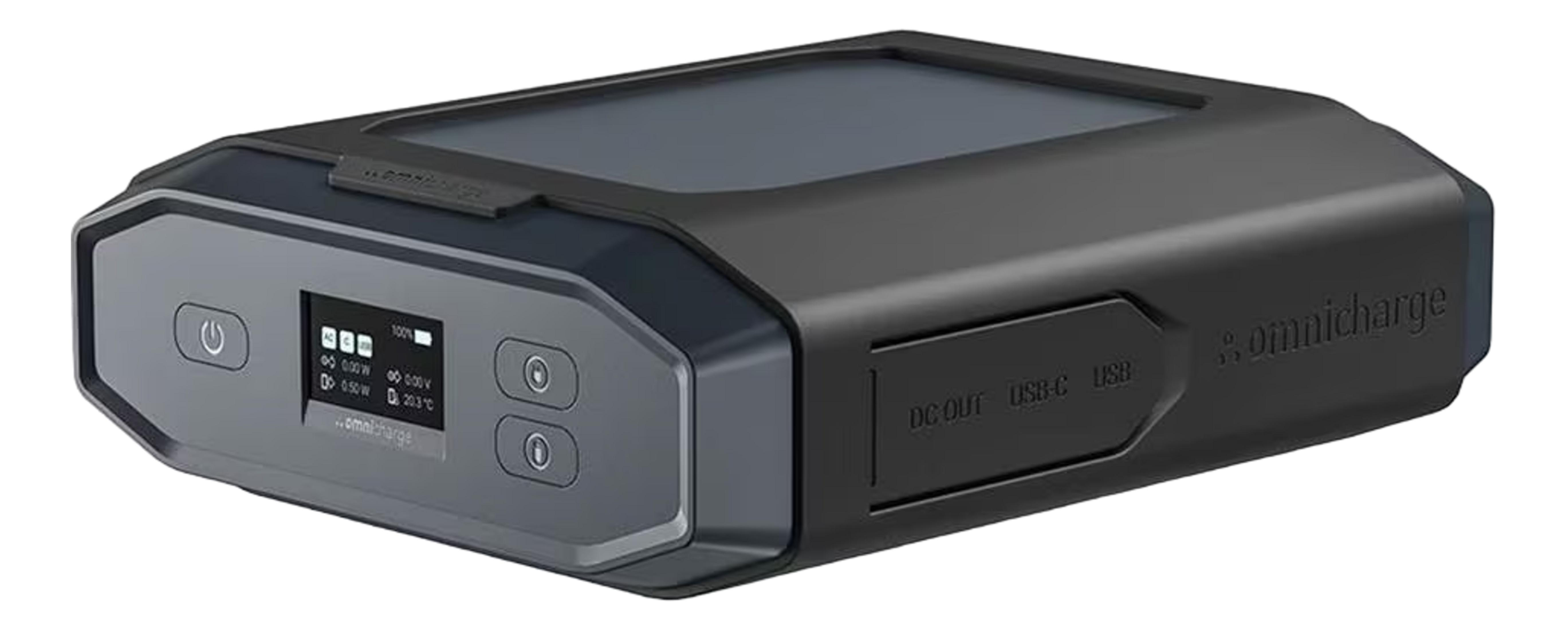 Power bank nera Omnicharge con display, pulsanti e porte.