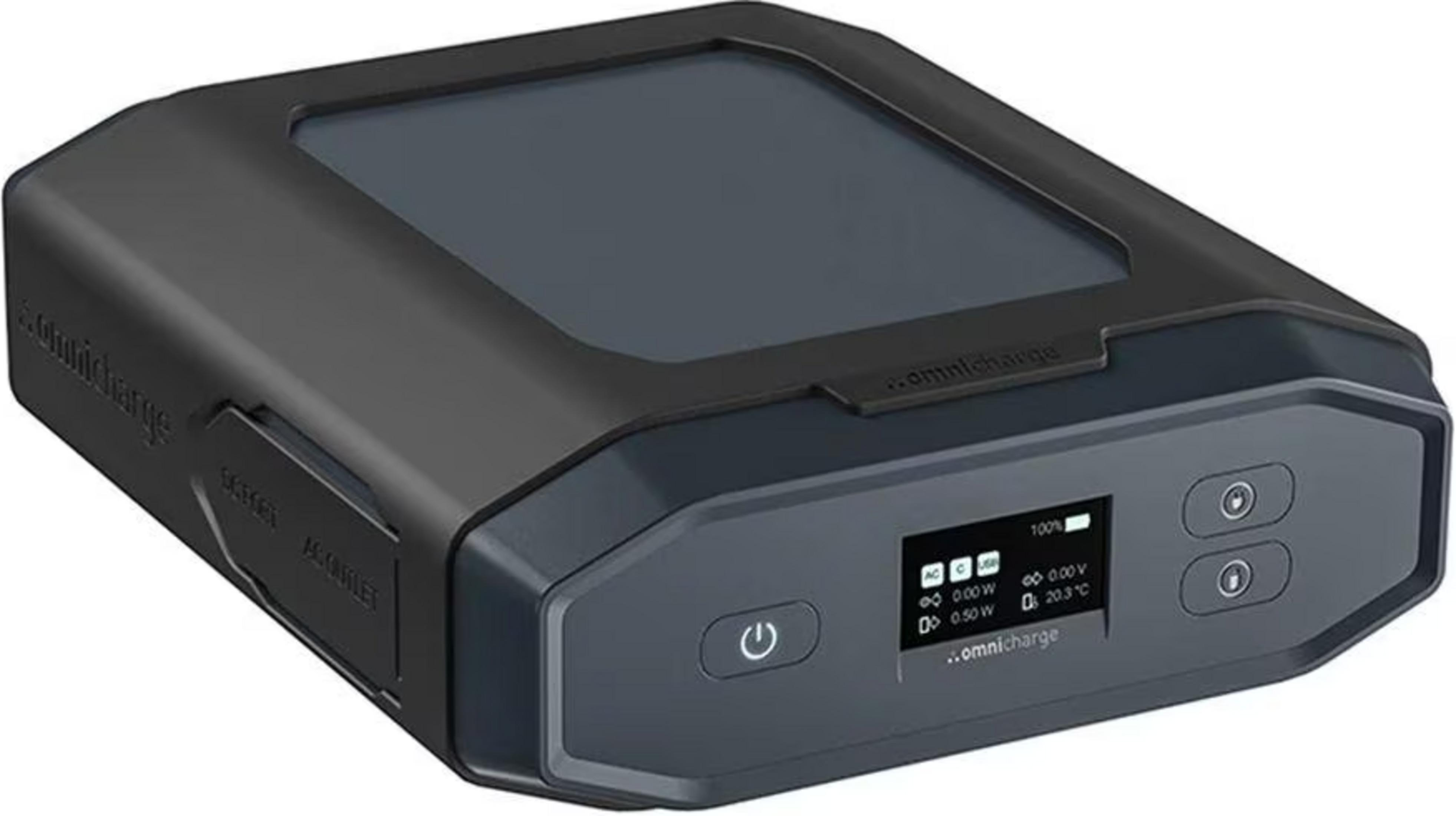 Un dispositivo Omnicharge nero con schermo e pulsanti su sfondo bianco.