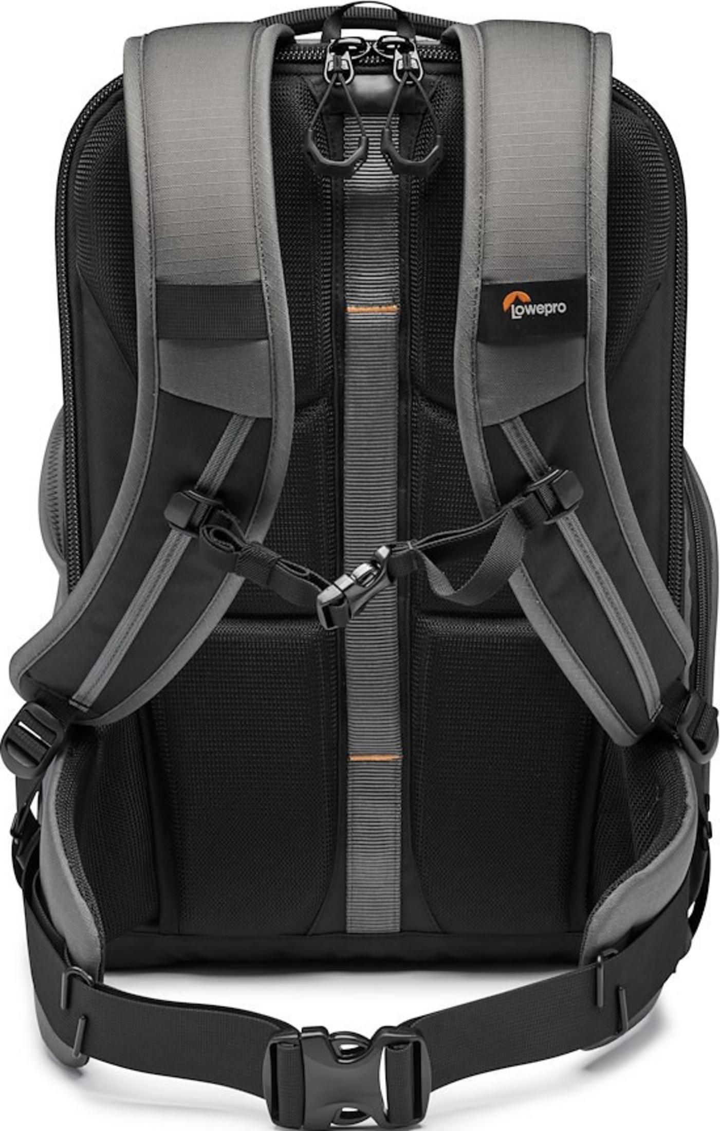 Vue arrière d'un sac à dos noir et gris avec bretelles rembourrées et sangle de poitrine.