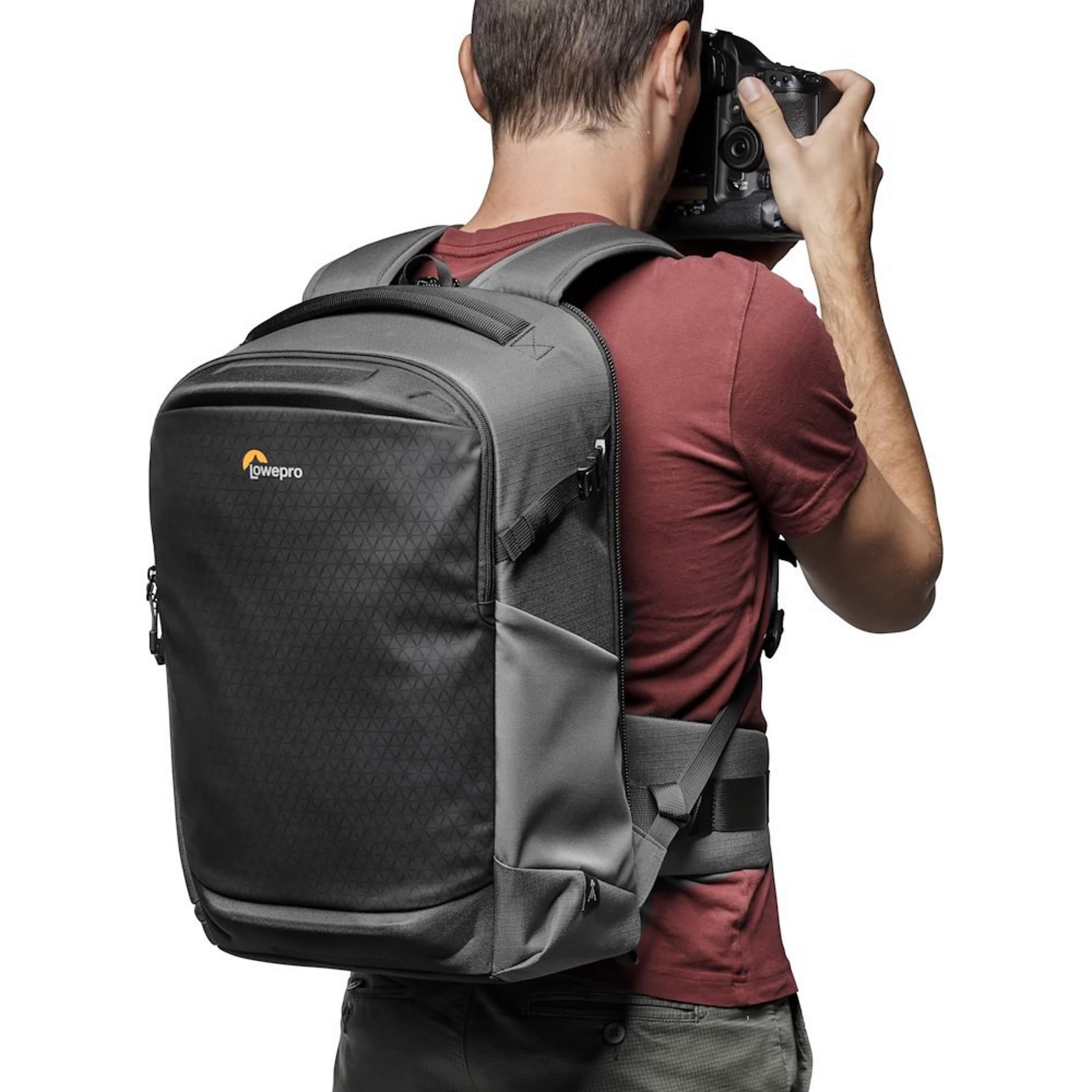 Homme avec sac à dos prenant photo avec appareil photo, gros plan