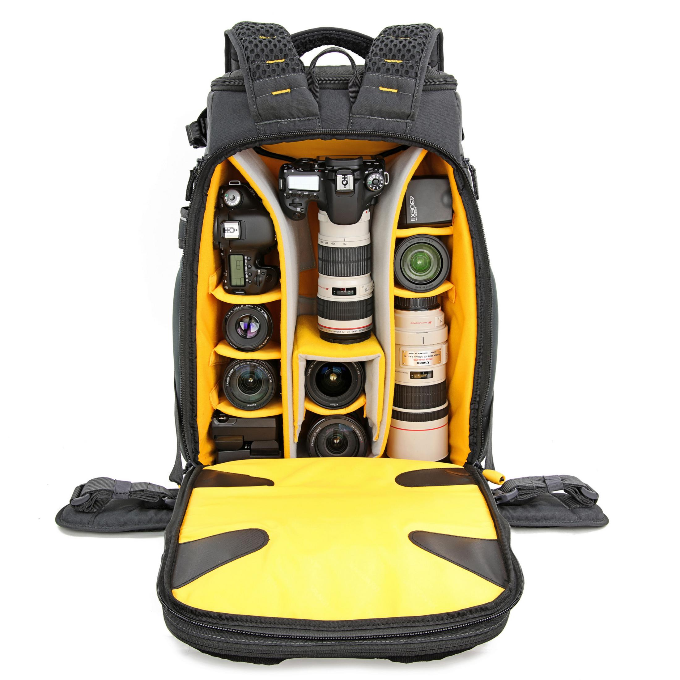 Ein offener grauer Rucksack mit gelbem Innenfutter, gefüllt mit Kameras und Objektiven.