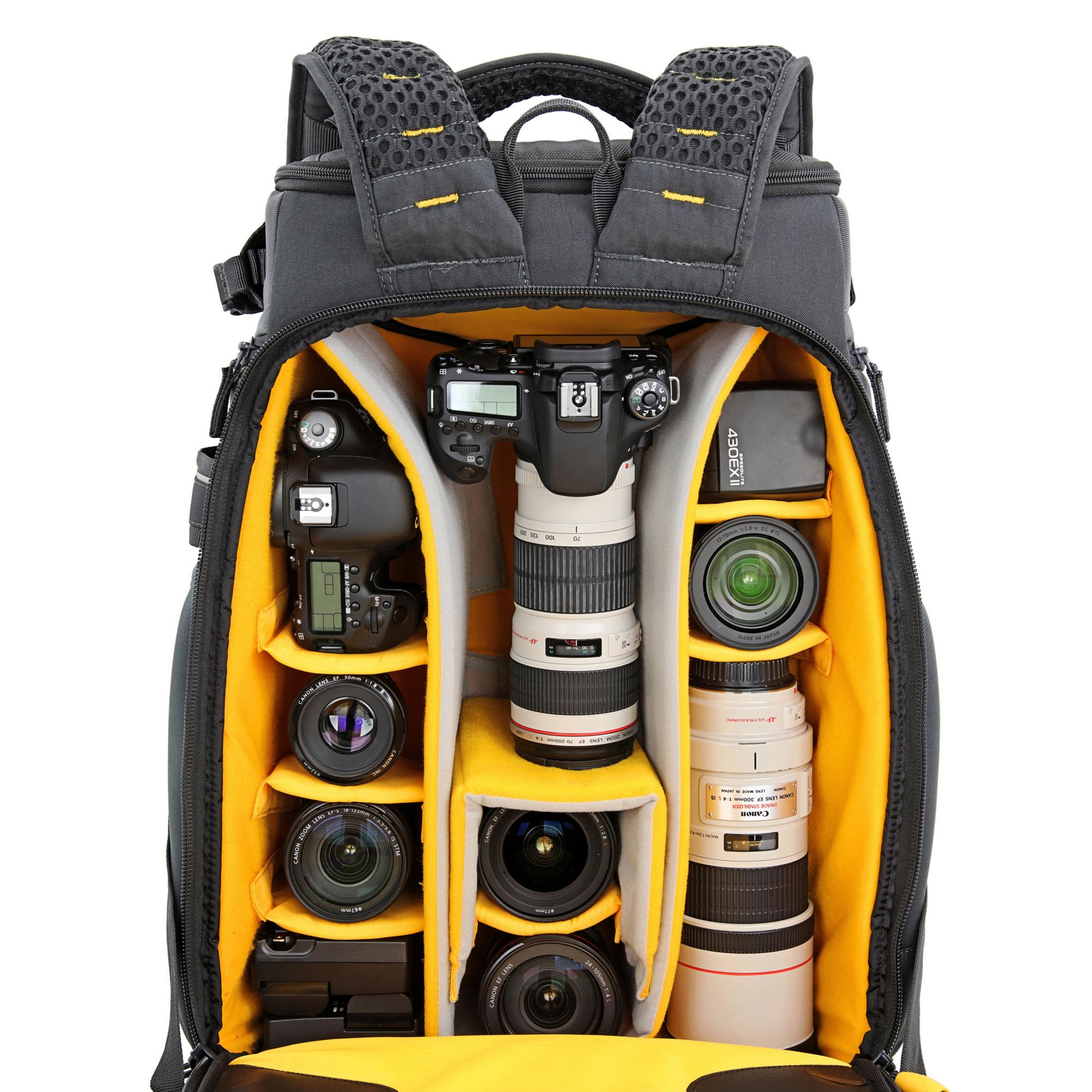Ein schwarzer Rucksack mit gelbem Innenfutter, gefüllt mit Kameras und Objektiven.