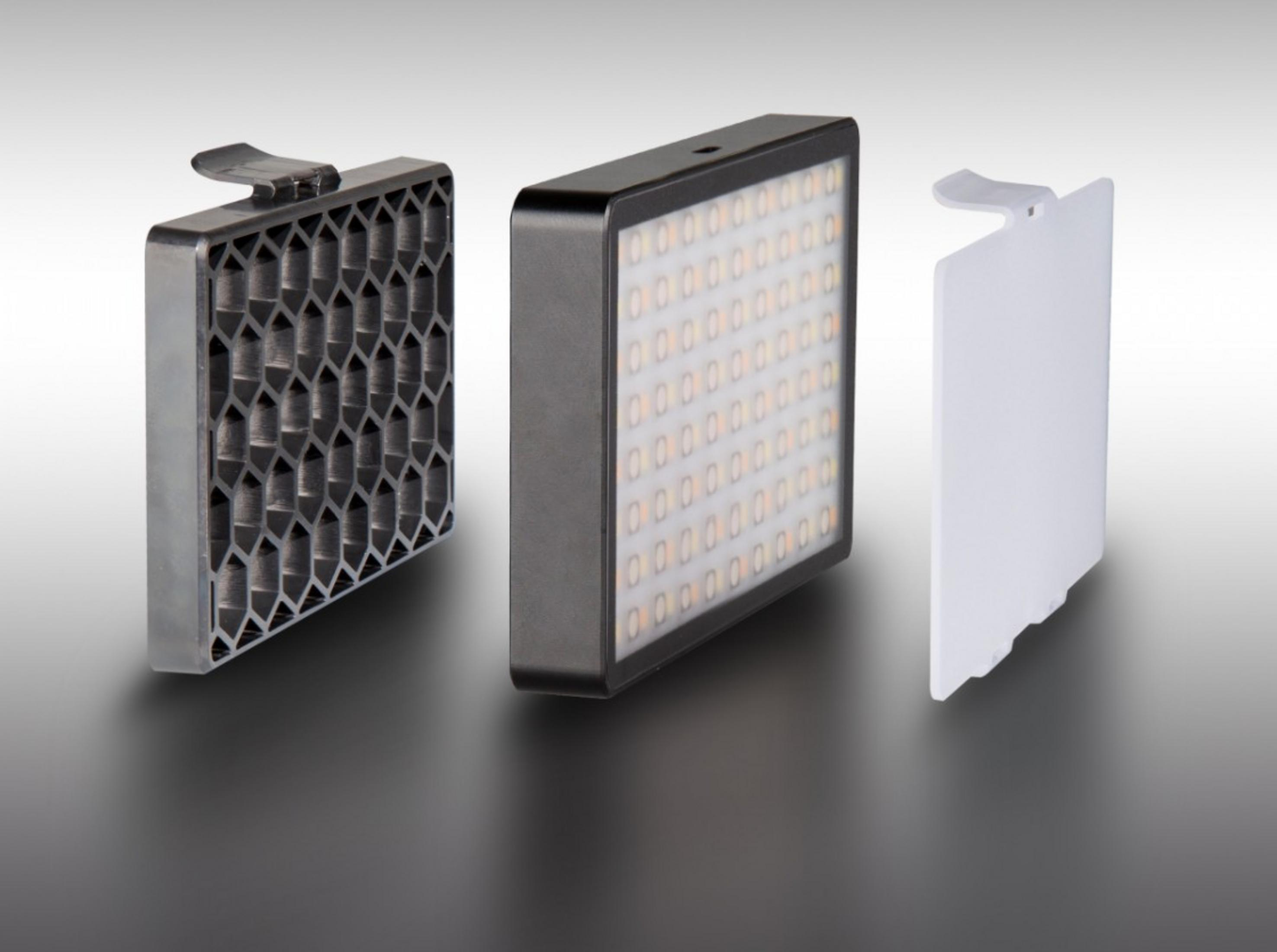 Drei Lichterzubehörteile: Gitter, LED-Panel und Diffusor auf grauem Hintergrund.