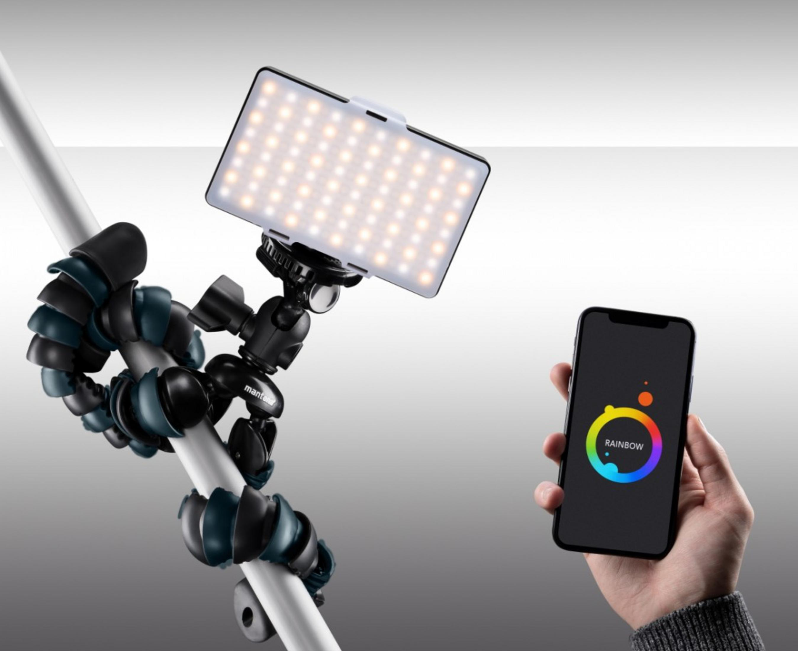 Ein flexibler Gorillapod hält ein LED-Licht, daneben ein Handy mit Farbkreis-App.