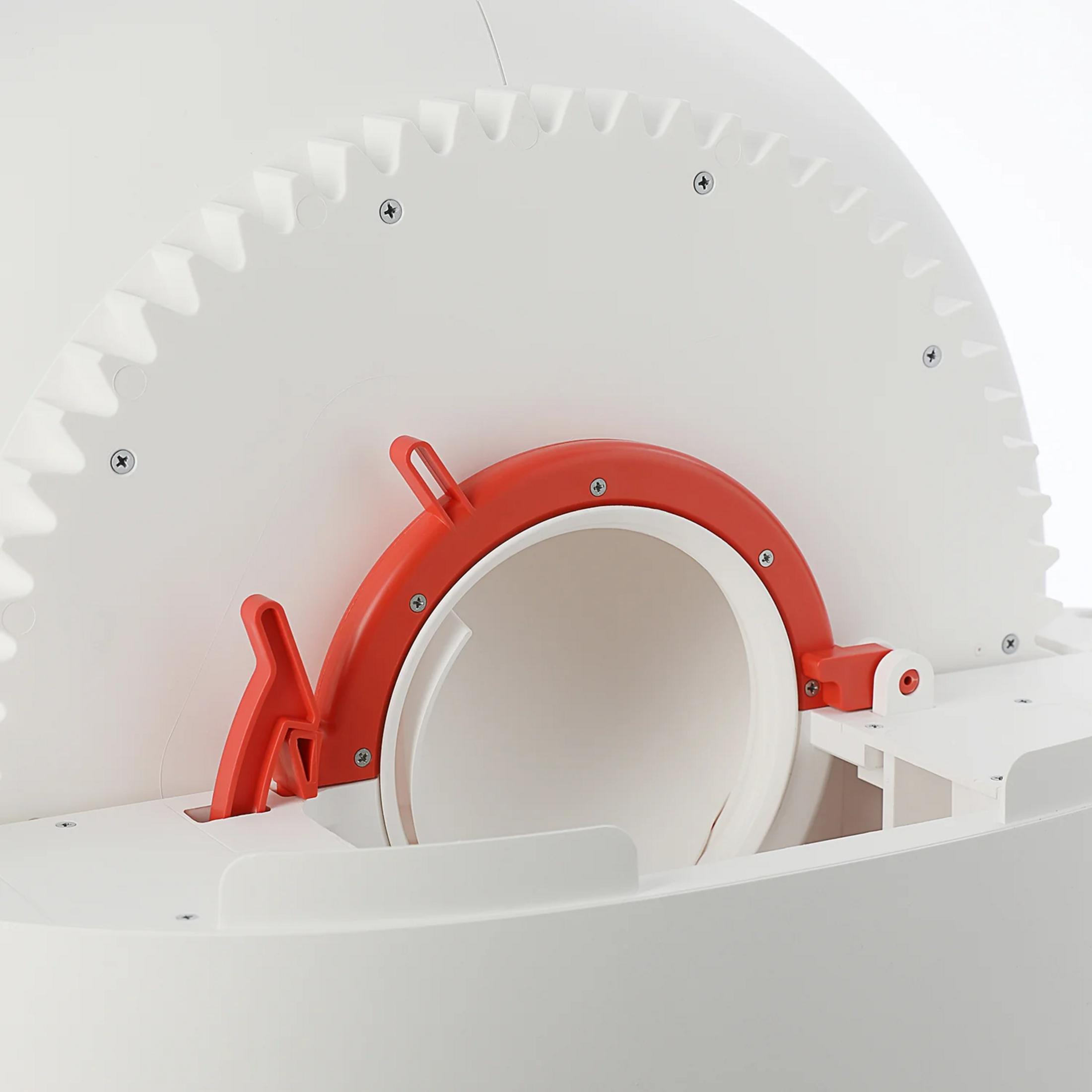 Un dispositivo bianco con accenti rossi e un bordo simile a un ingranaggio.