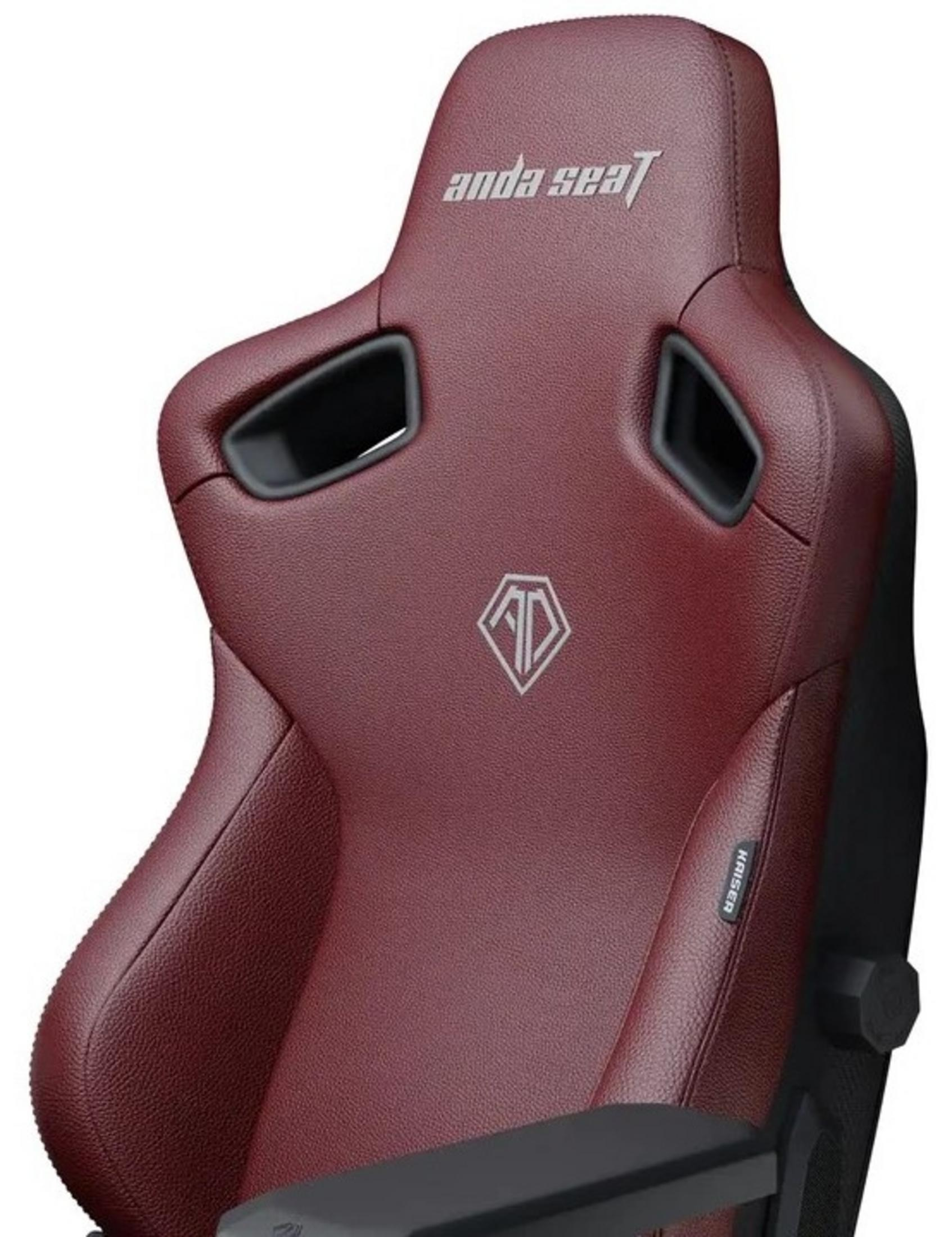 Ein burgunderroter Gaming-Stuhl mit silbernem Logo und „Anda Seat“-Schriftzug.