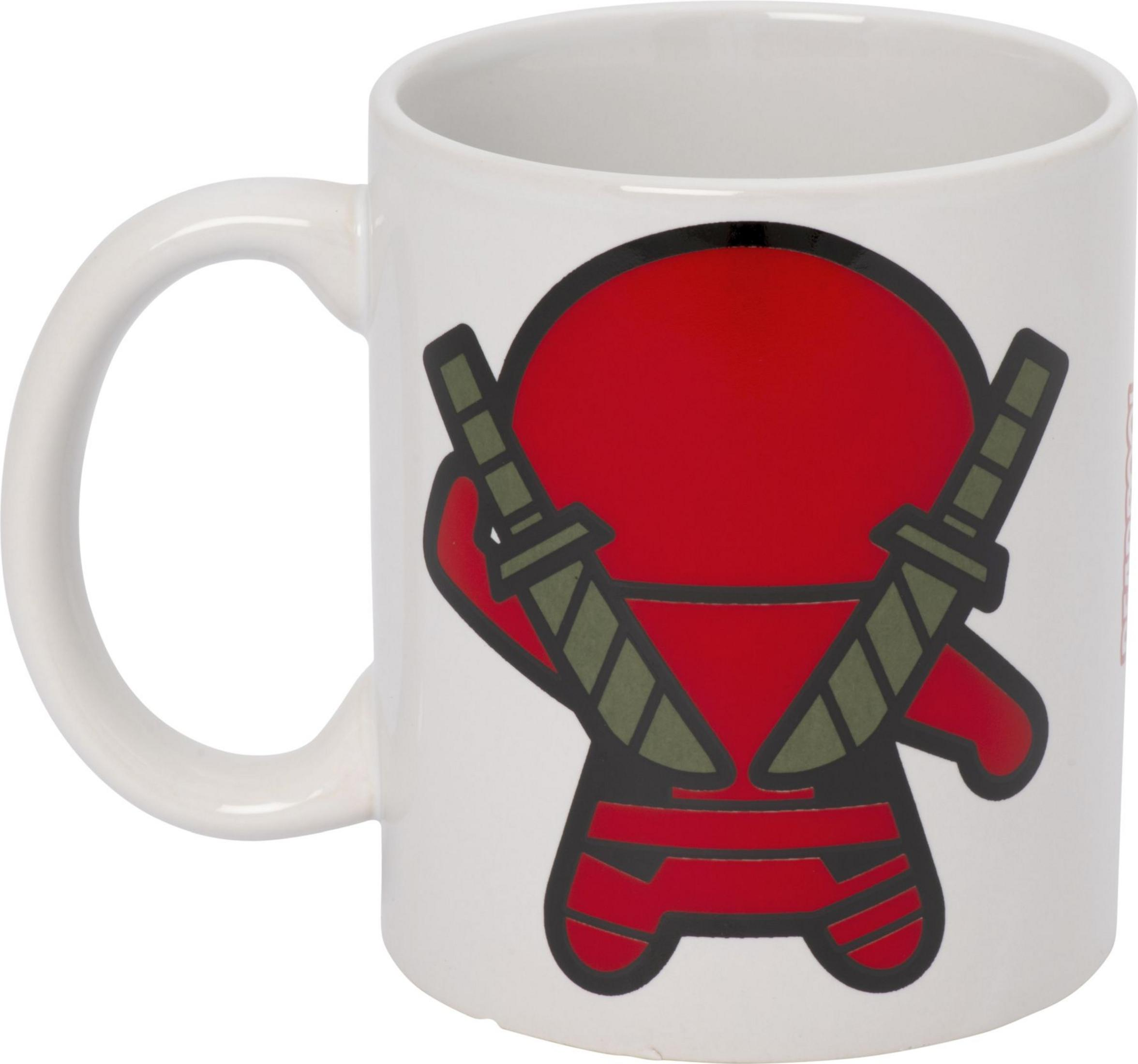 Weiße Tasse mit Cartoon-Figur und gekreuzten Schwertern. Rotes Kopfteil, grünes Schwertgriff-Design.