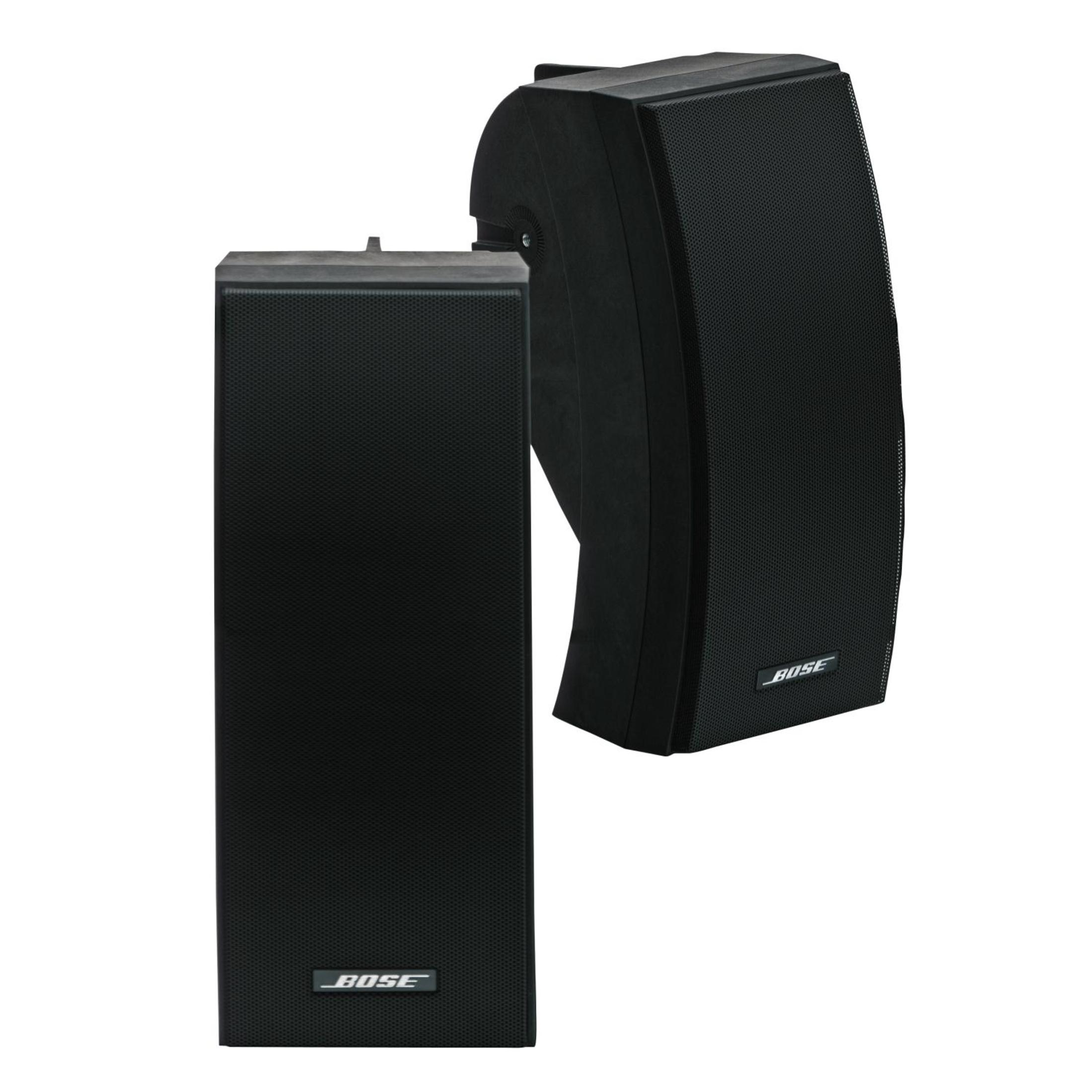 Dos altavoces Bose negros sobre fondo blanco.