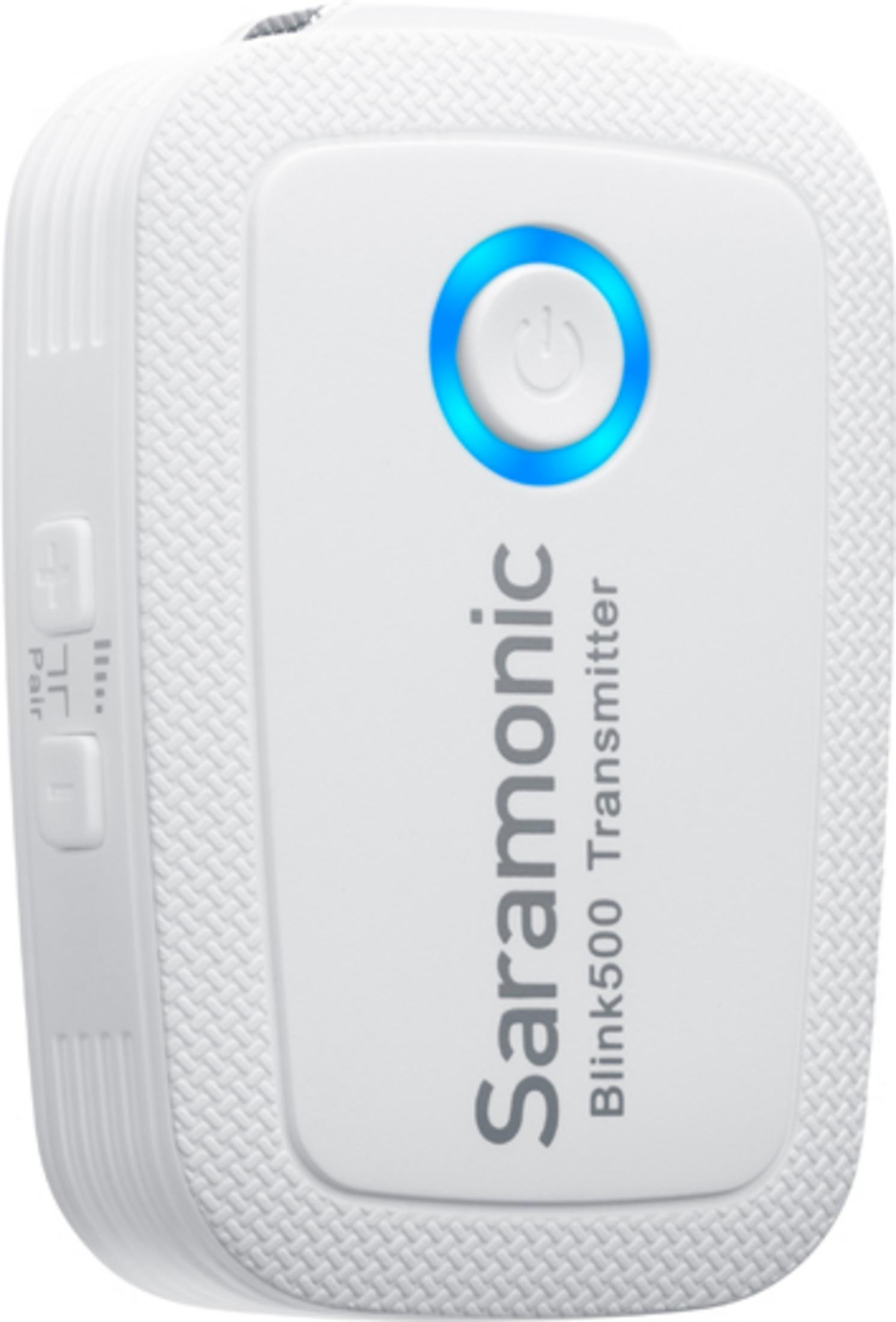 Ein weißer Saramonic Blink500 Sender mit blauem Leuchtring um den Ein-/Ausschalter.