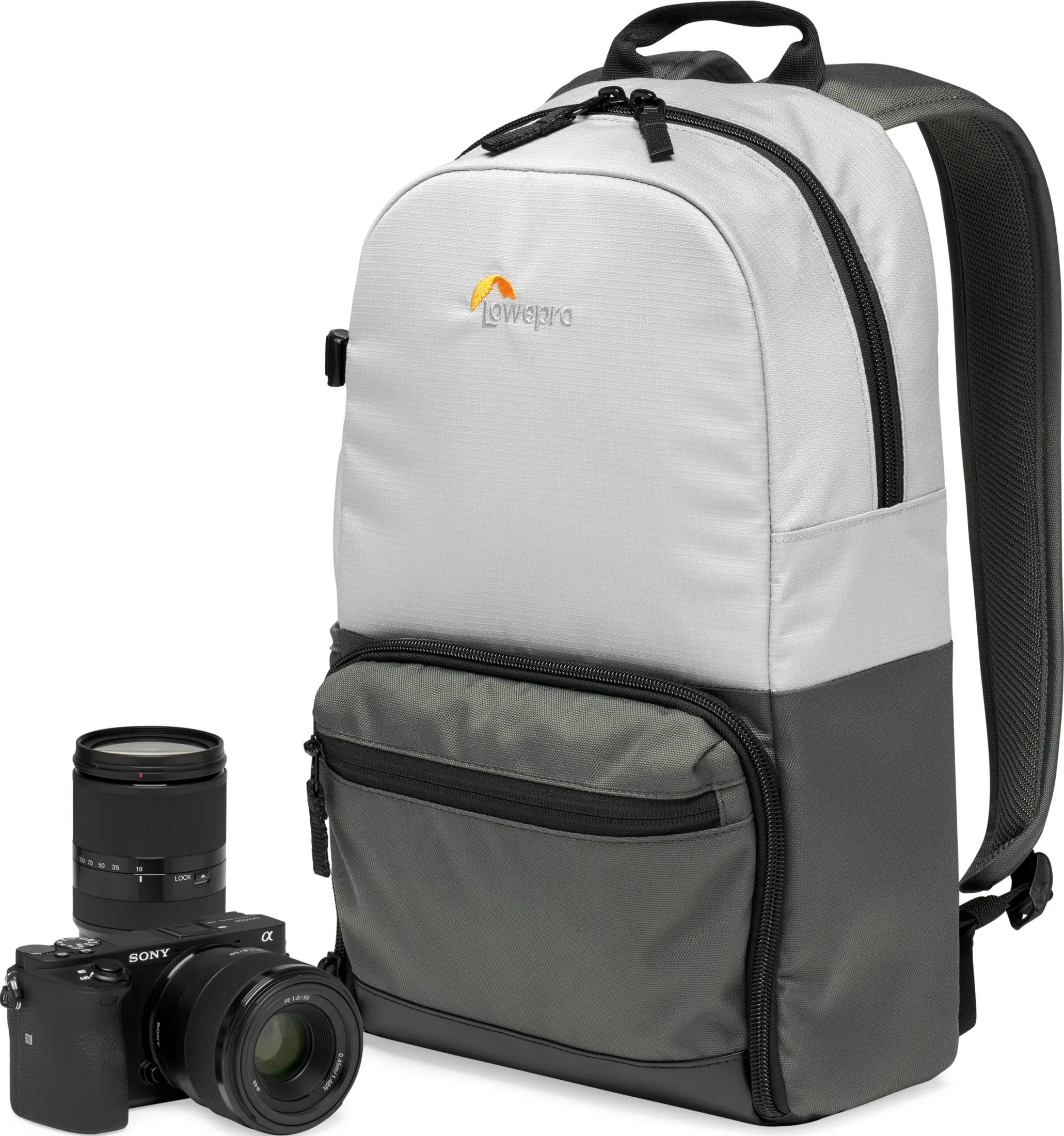 Un sac à dos gris avec logo Lowepro, à côté un appareil photo Sony avec objectif.