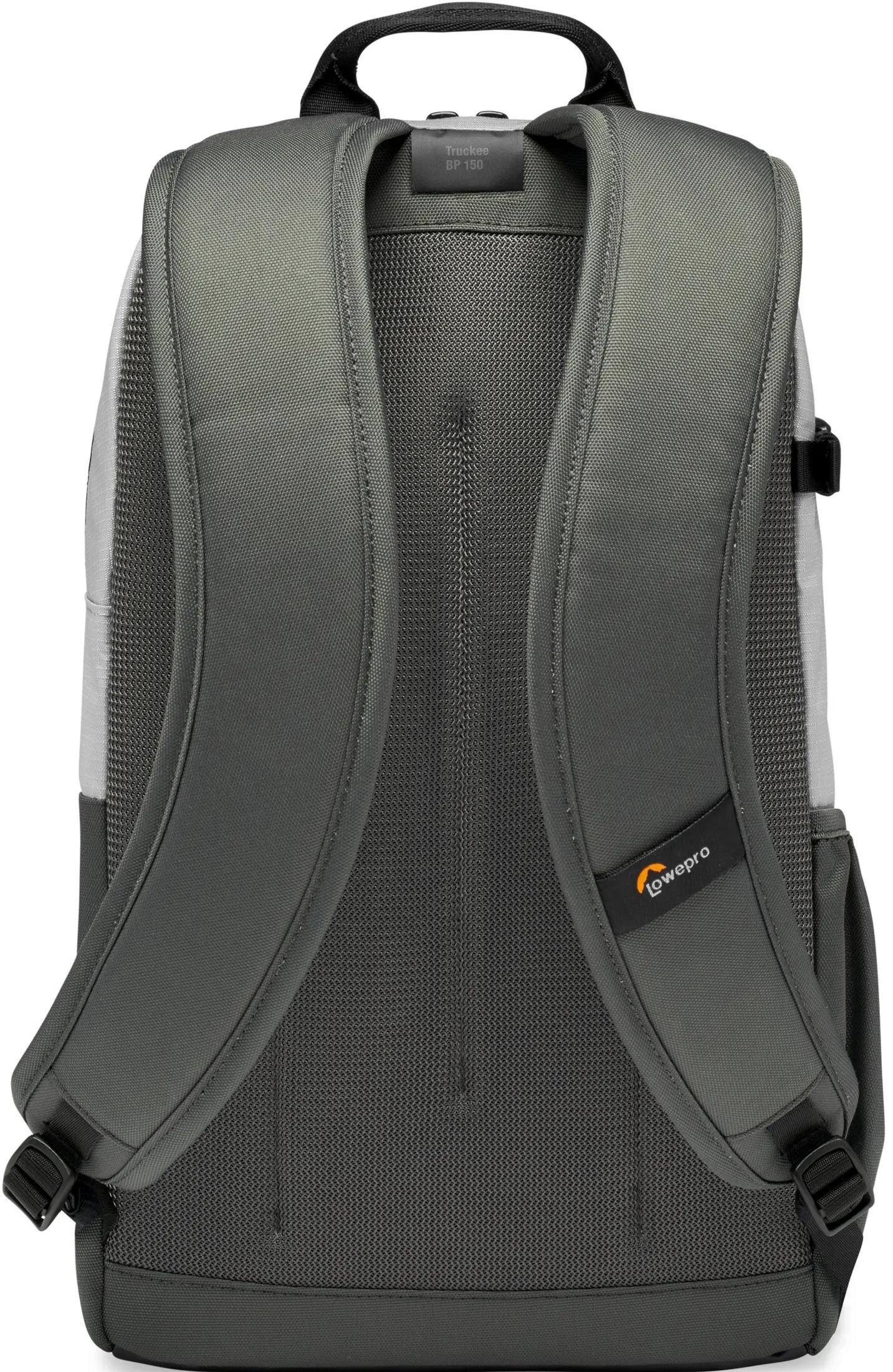 Vue arrière d'un sac à dos gris avec bretelles rembourrées et logo.
