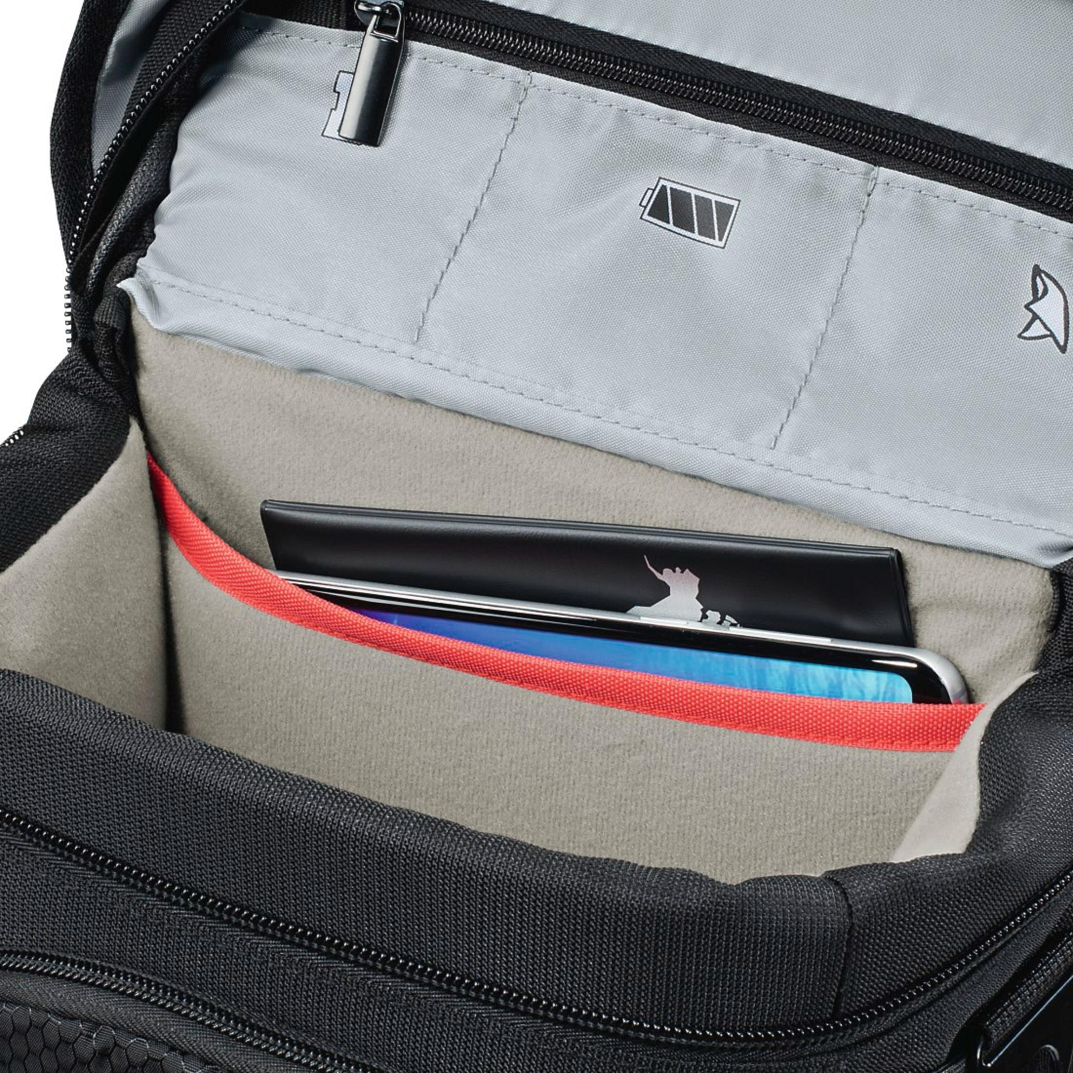 Innenansicht einer schwarzen Tasche mit Handy und einer Karte.