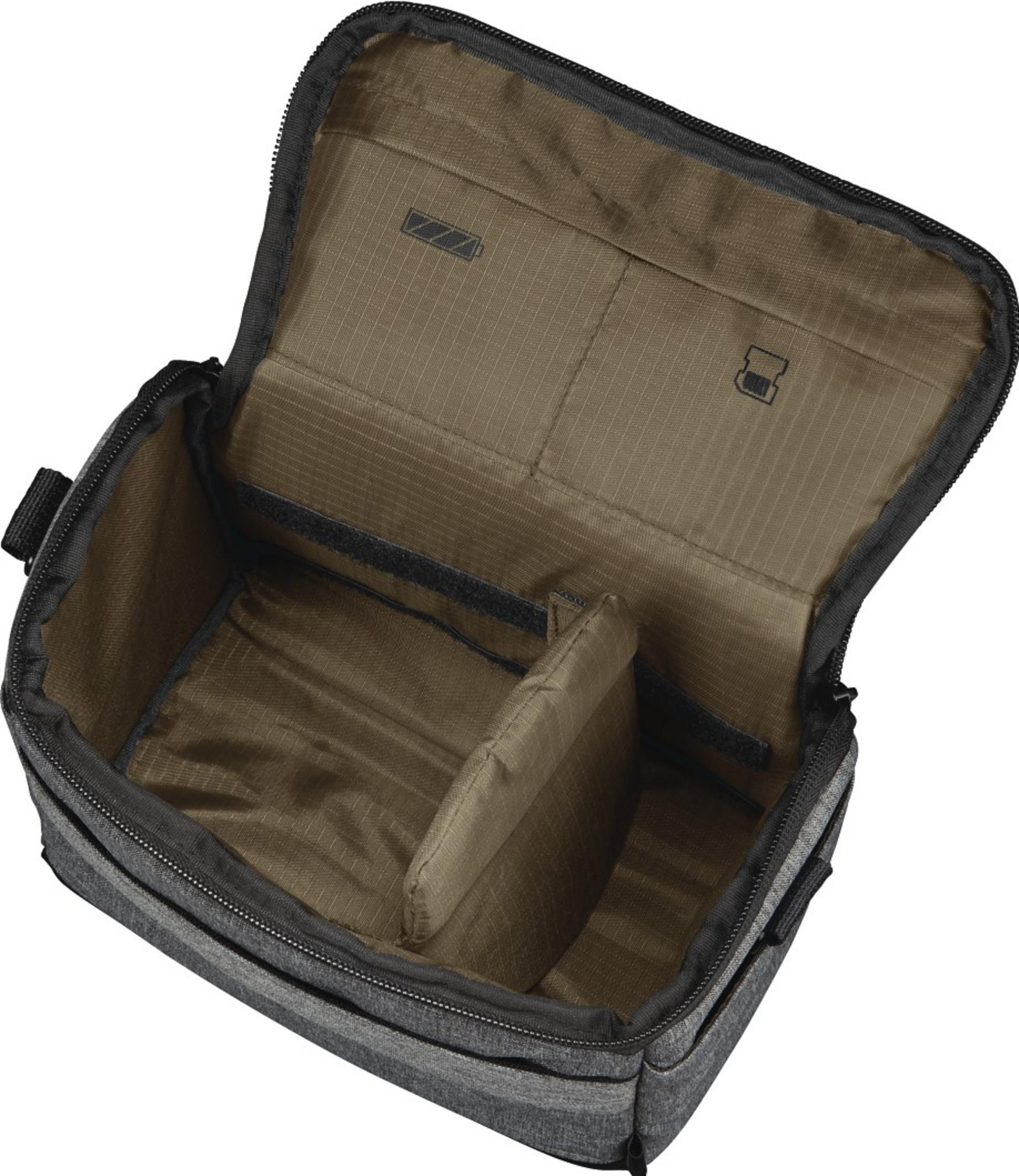 Ein geöffneter grauer Rucksack mit braunem Innenfutter und Fächern.