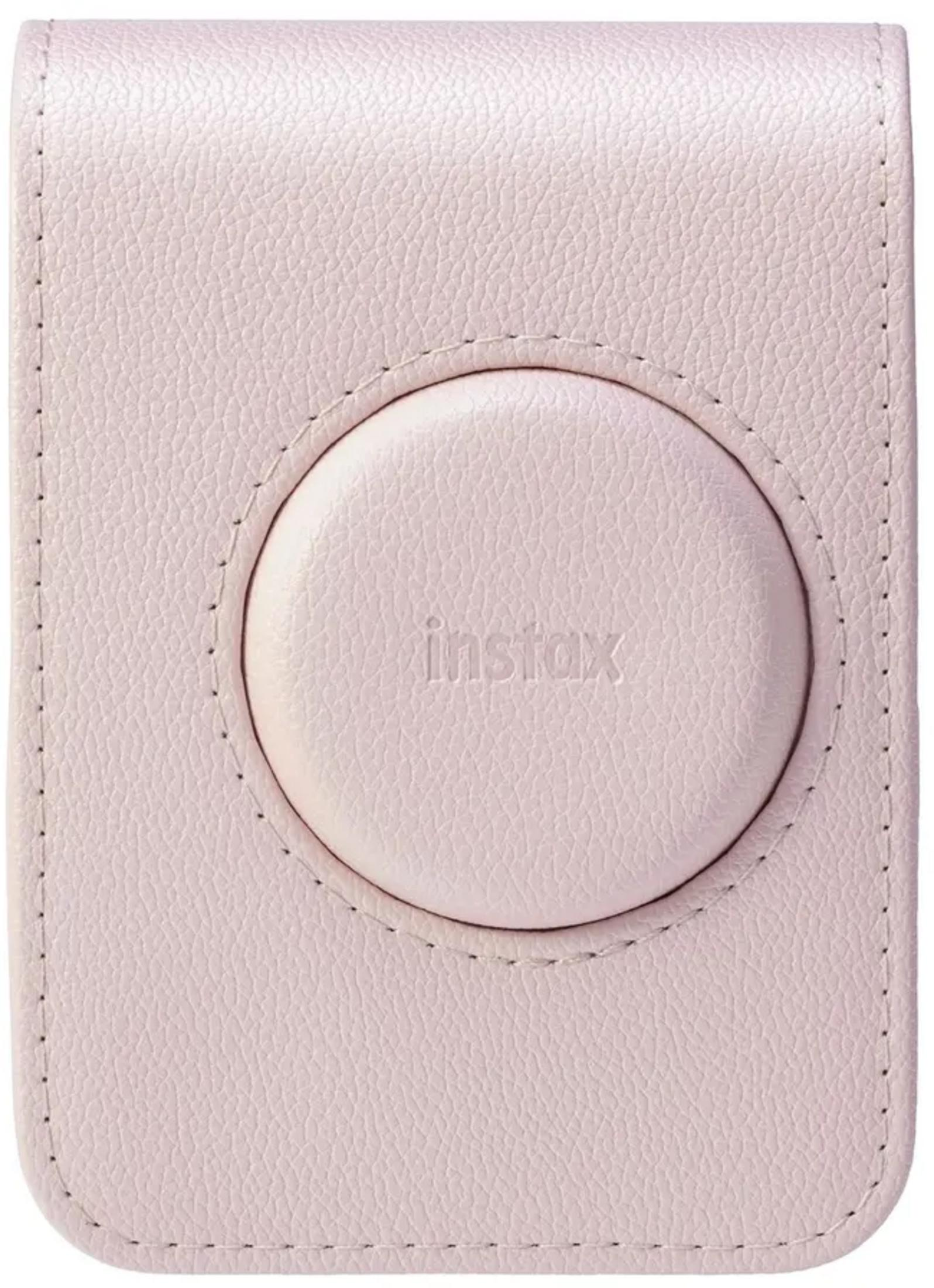 Een lichtroze leren hoesje met een 'instax'-logo in reliëf aan de voorzijde.