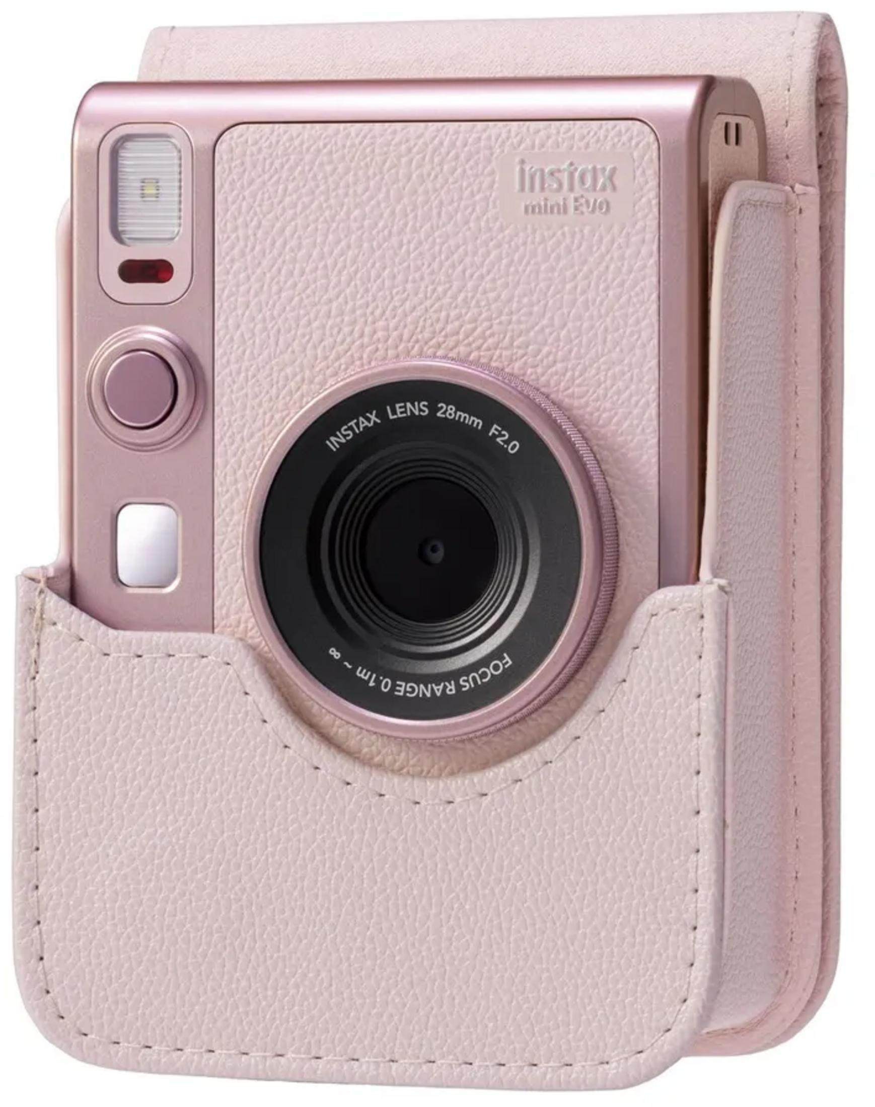 Een roze Instax Mini Evo camera met lens en flitser in een bijpassende hoes.