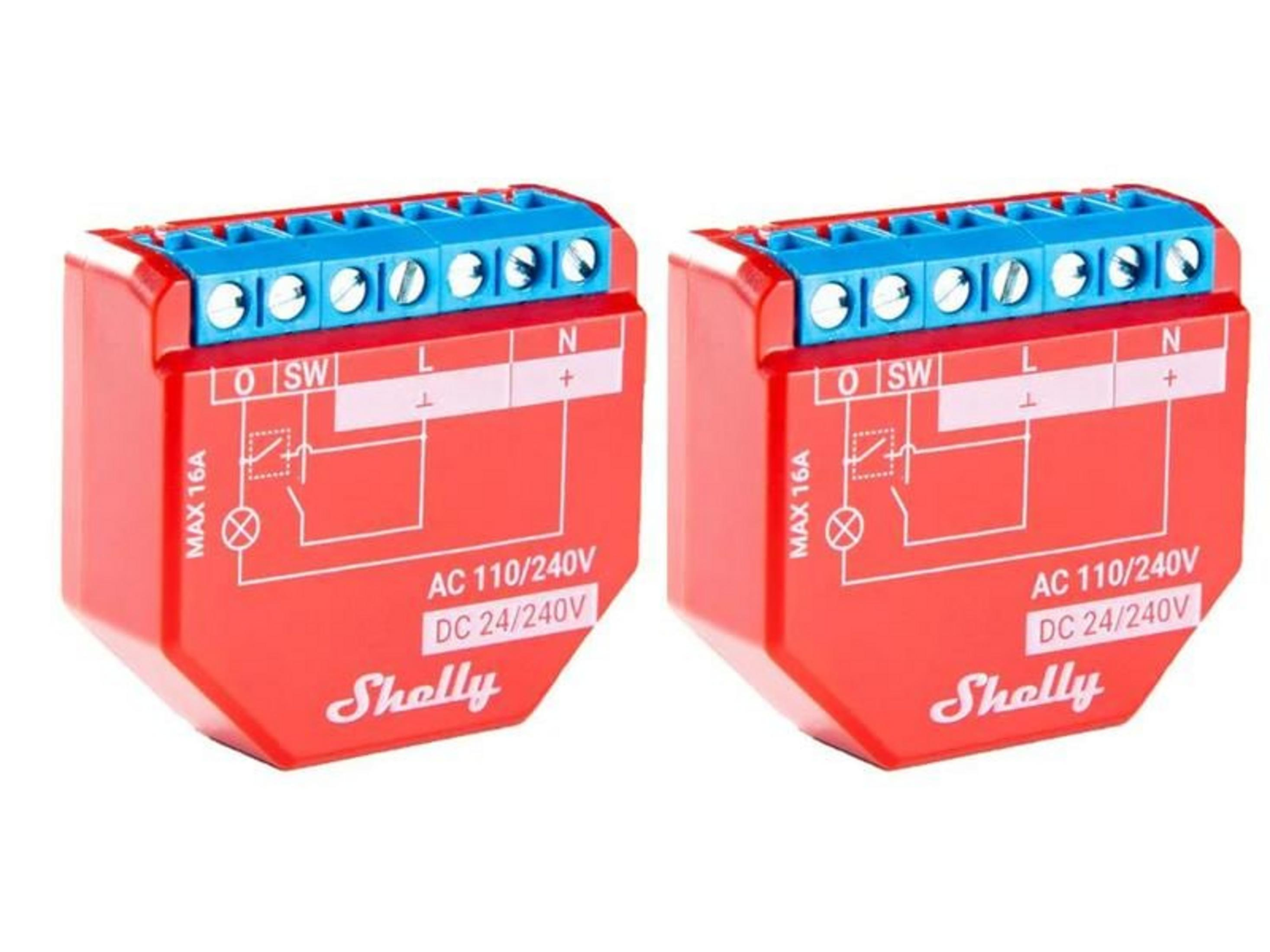 Due dispositivi rossi Shelly con morsetti blu e schemi elettrici bianchi.