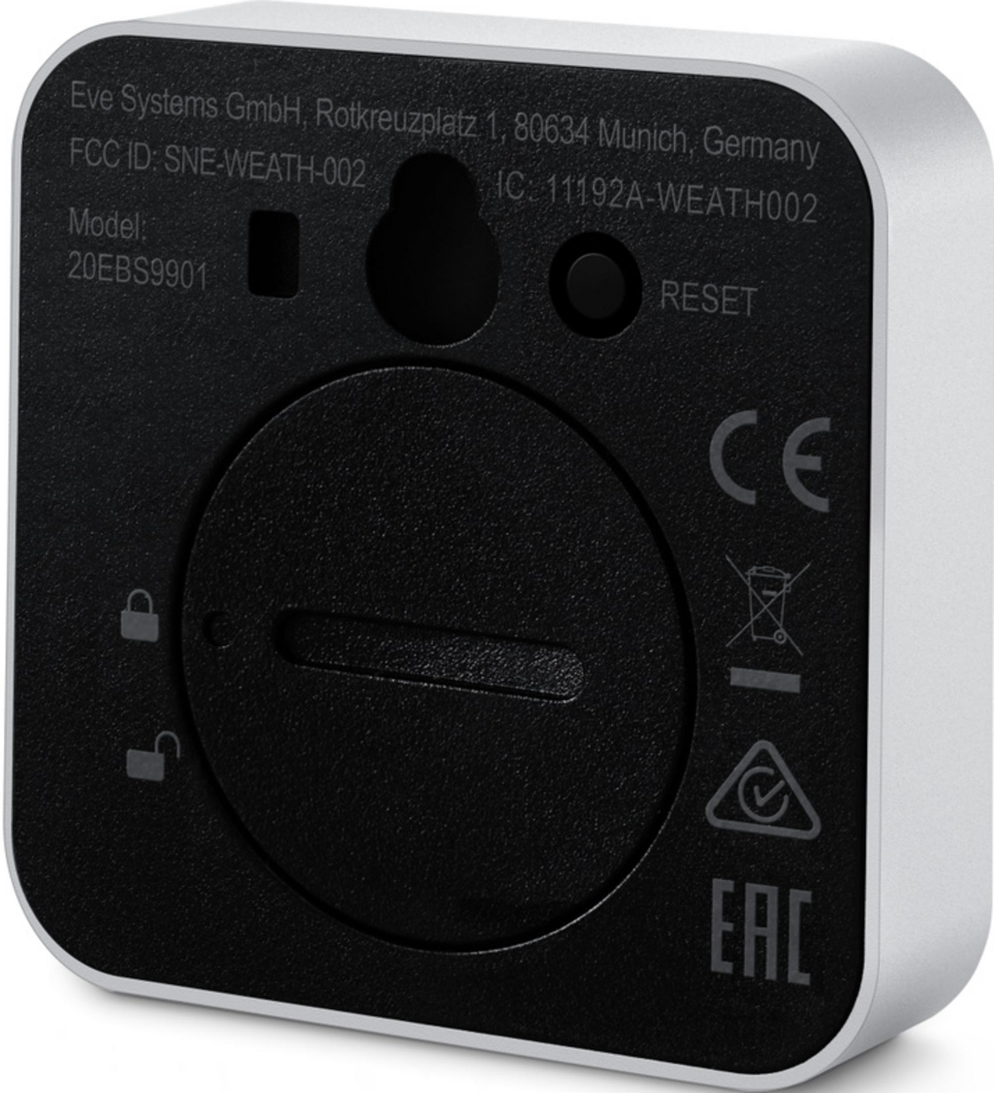 Rückseite eines weiß-silbernen Geräts mit Modell, FCC-ID, Reset-Taste und CE/EAC-Logos.