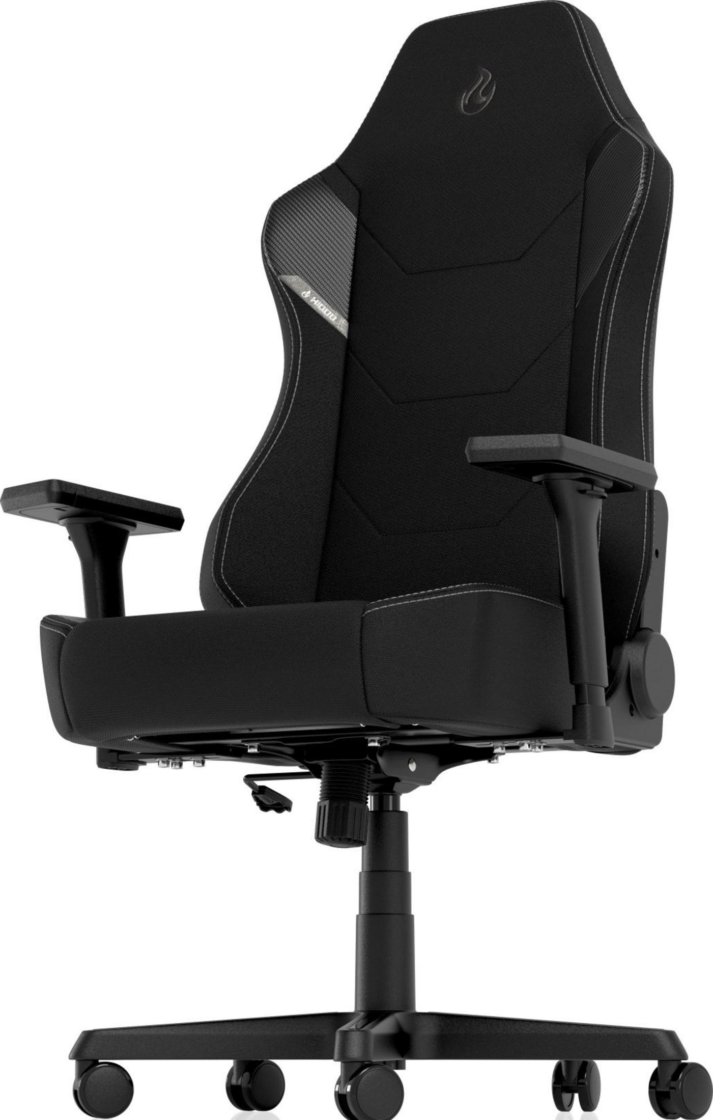 Sedia da gaming nera con braccioli, cuciture bianche e logo in alto.