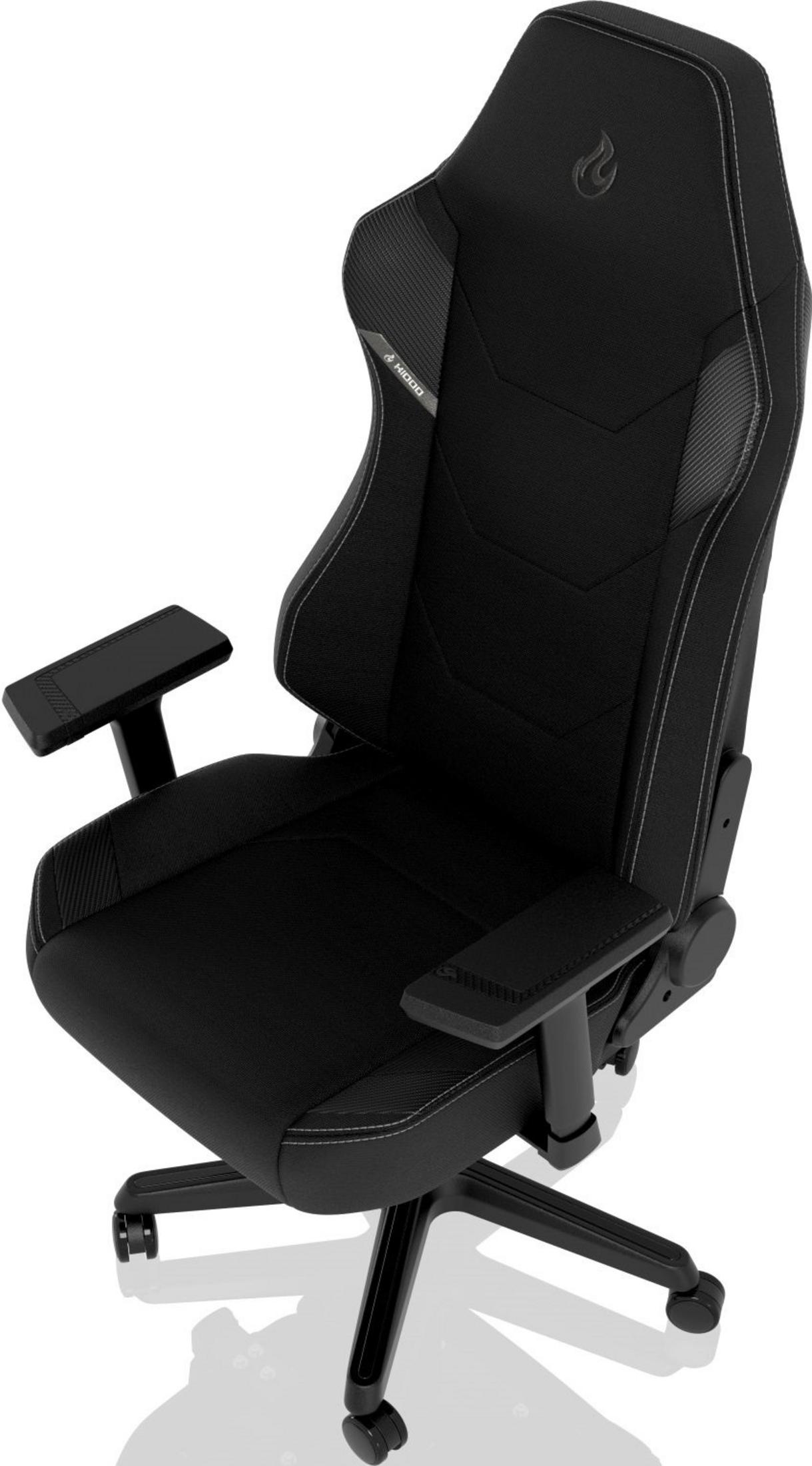 Sedia da gaming nera con cuciture bianche, logo e braccioli.