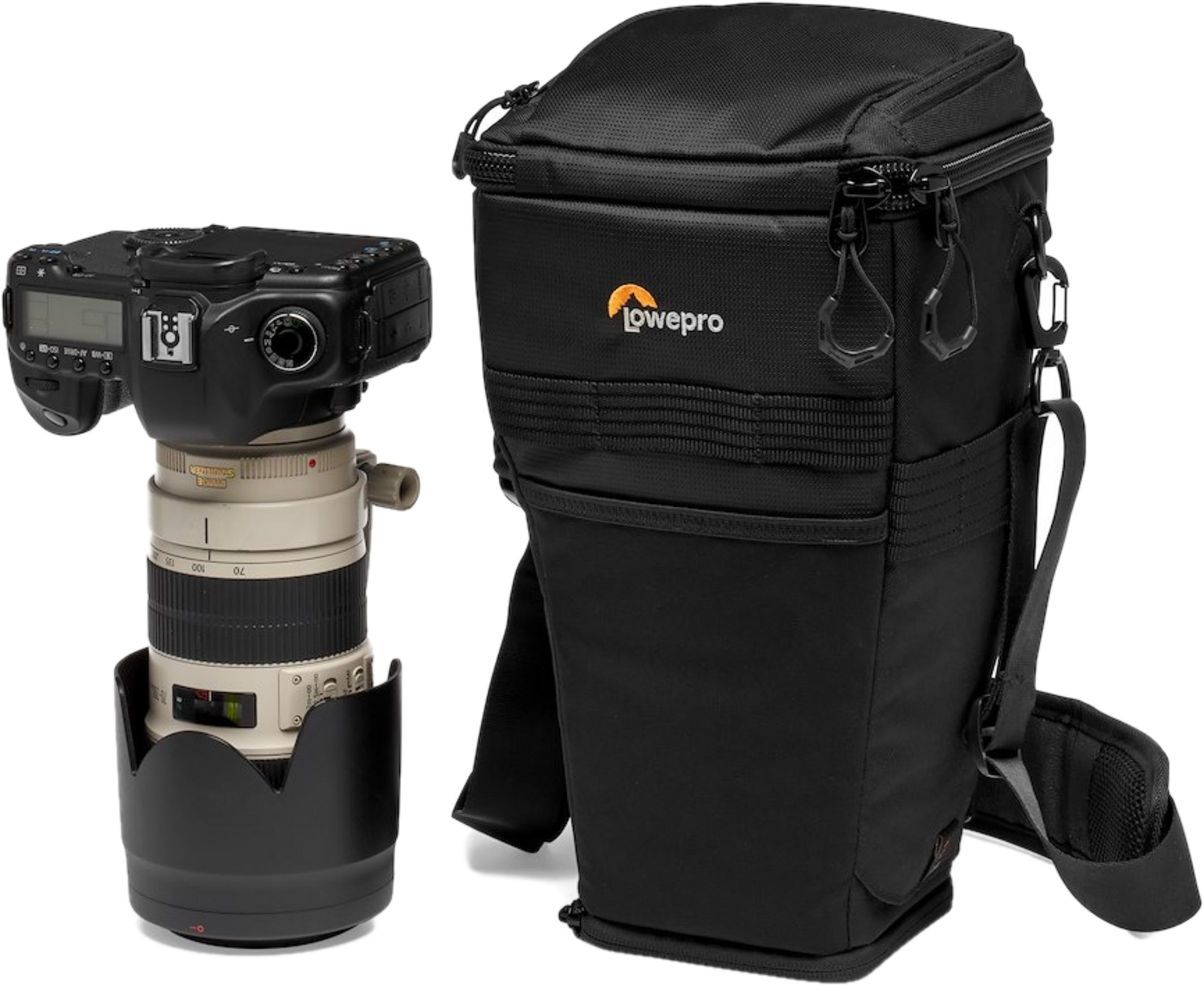 Una borsa fotografica nera e una fotocamera DSLR con obiettivo, su sfondo bianco.