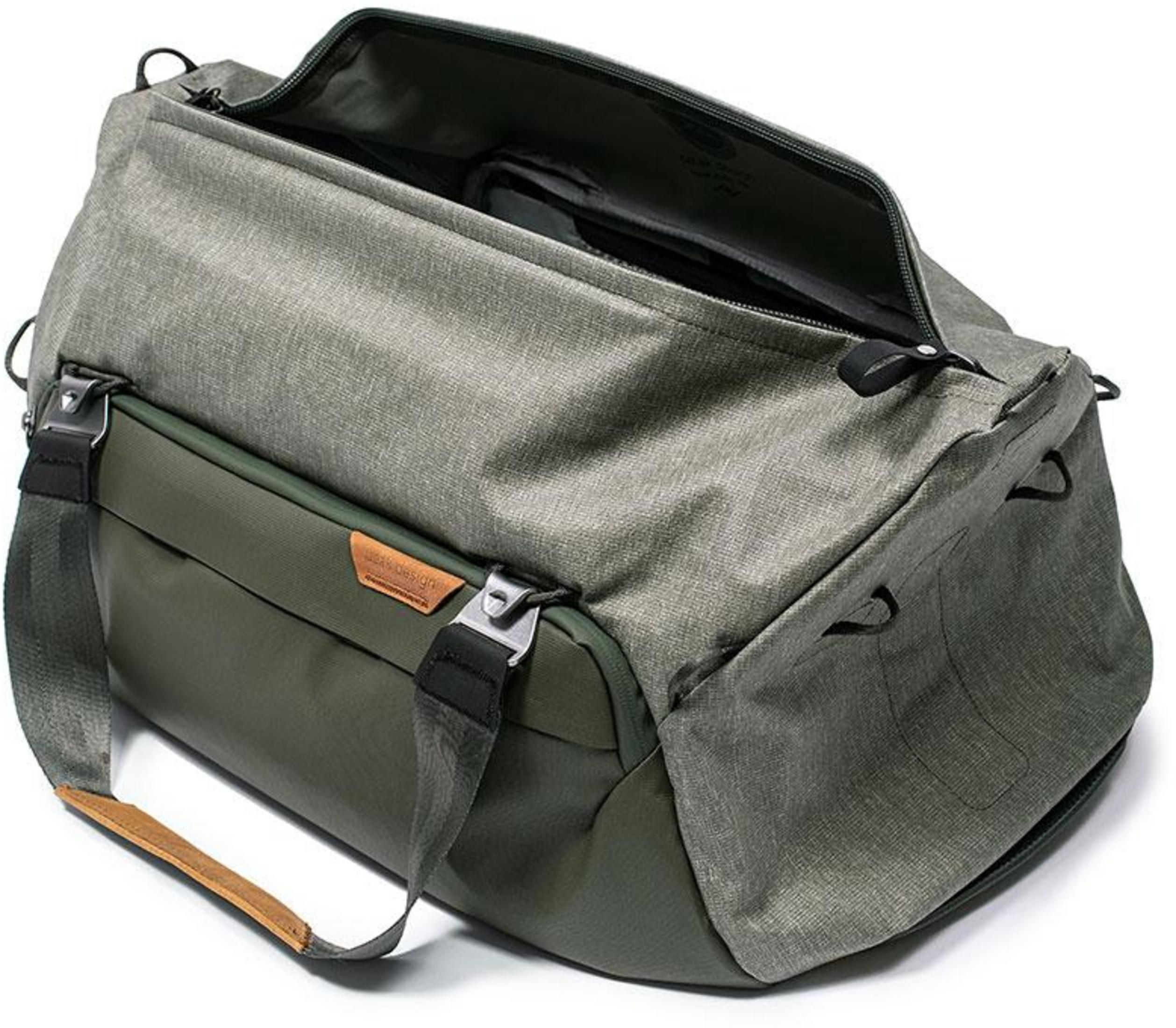 Eine graue und grüne Reisetasche mit offenem Reißverschluss und braunem Ledergriff.