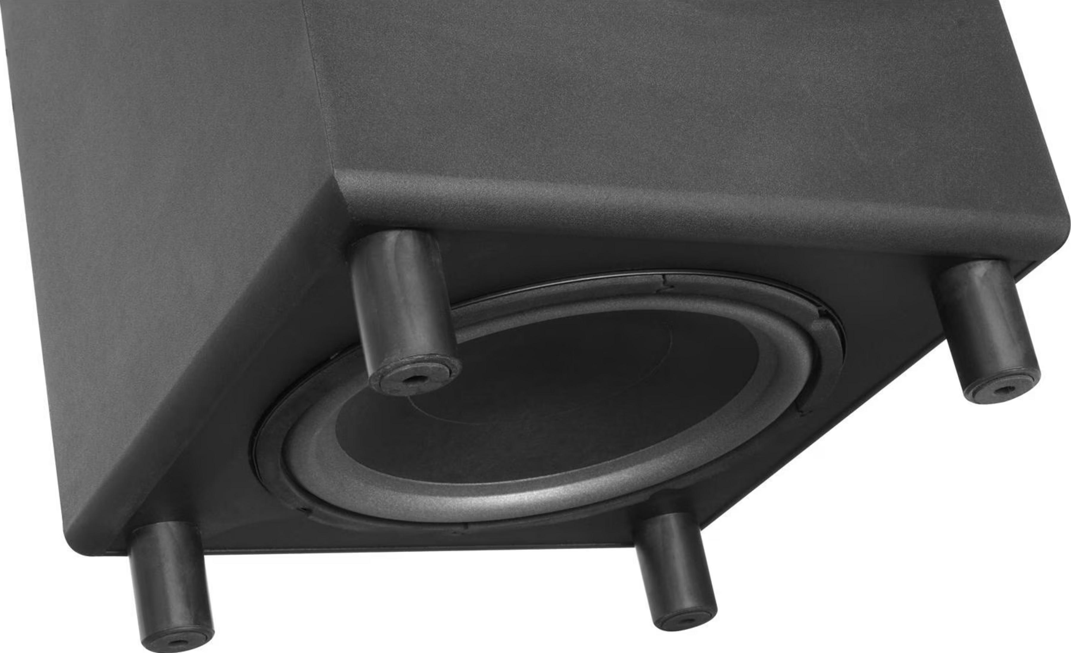 Subwoofer de altavoz negro visto desde abajo con cuatro pies de apoyo.