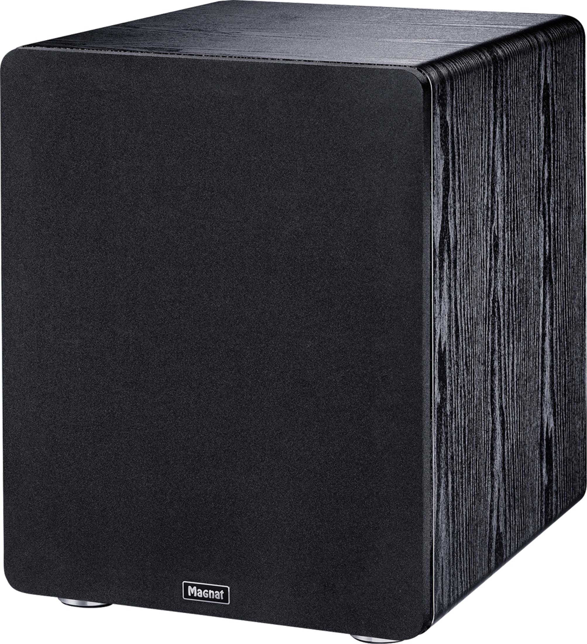 Schwarzer Subwoofer mit Holzmaserung an den Seiten und Stofffront mit Magnat-Logo.