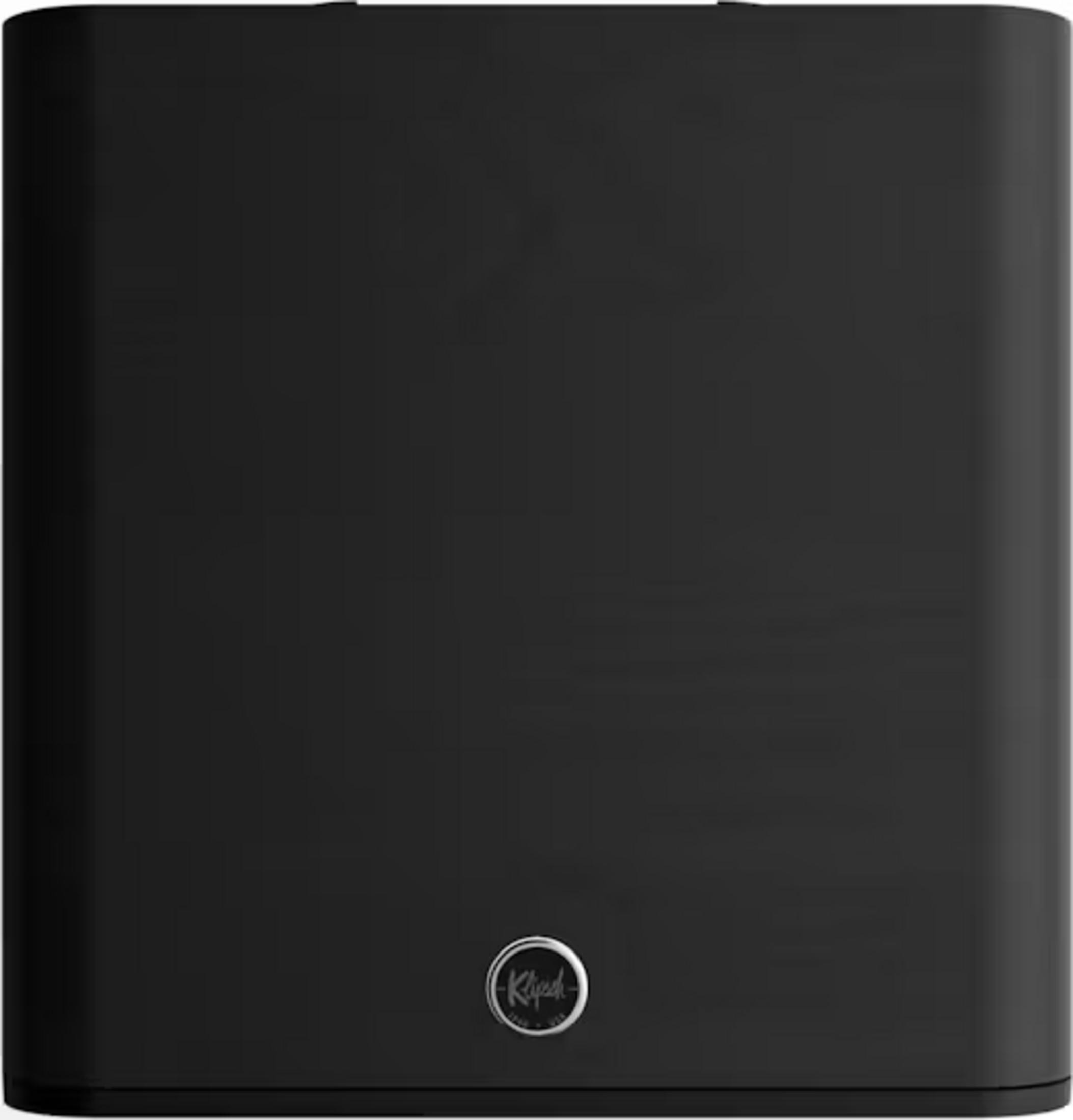 Un subwoofer nero con un logo rotondo argentato al centro in basso.