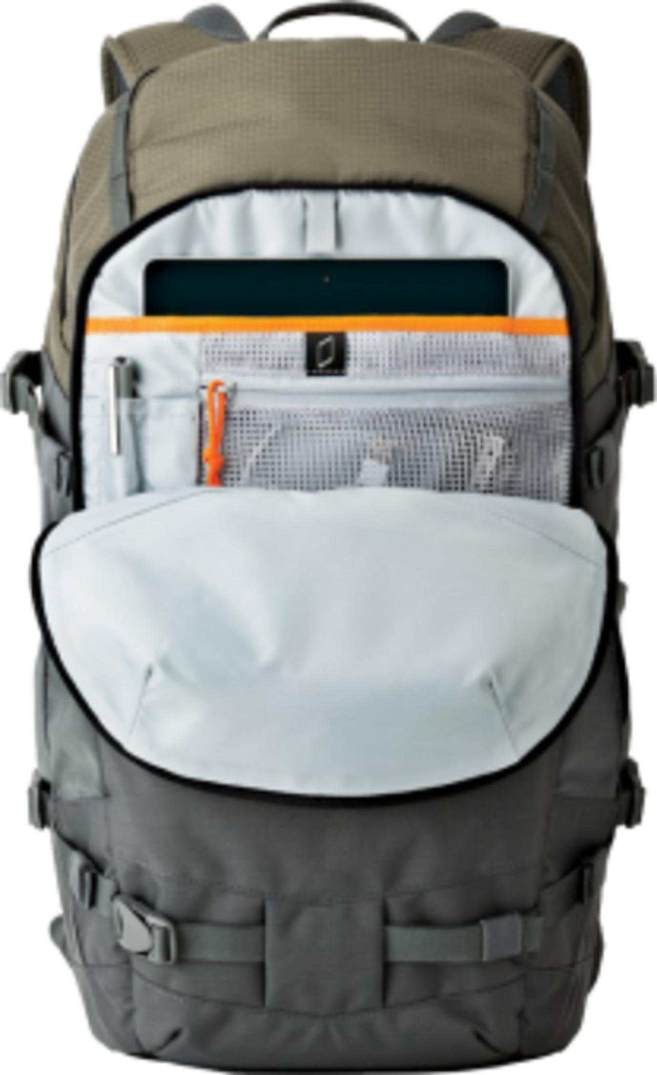 Sac à dos gris avec compartiment ouvert, tablette, stylo et poche en filet avec câbles.