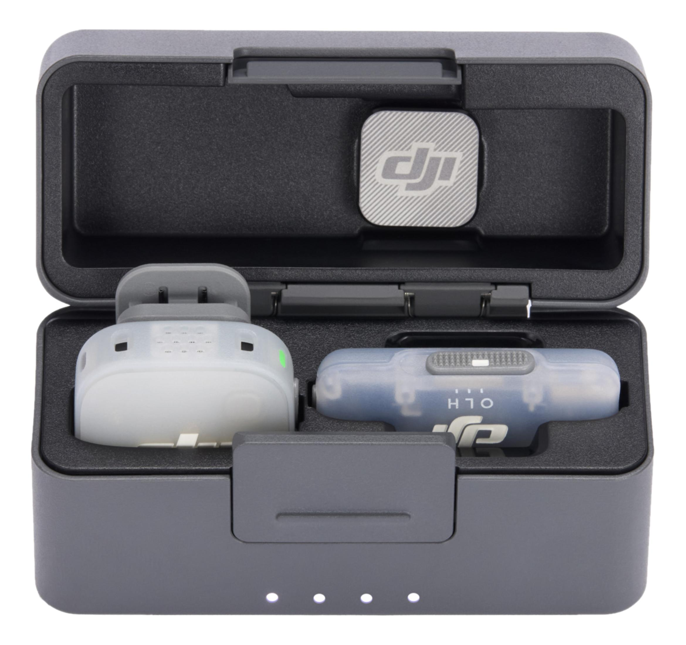Grijze oplaadcase met twee DJI microfoons, één lichtgrijs, één blauw.