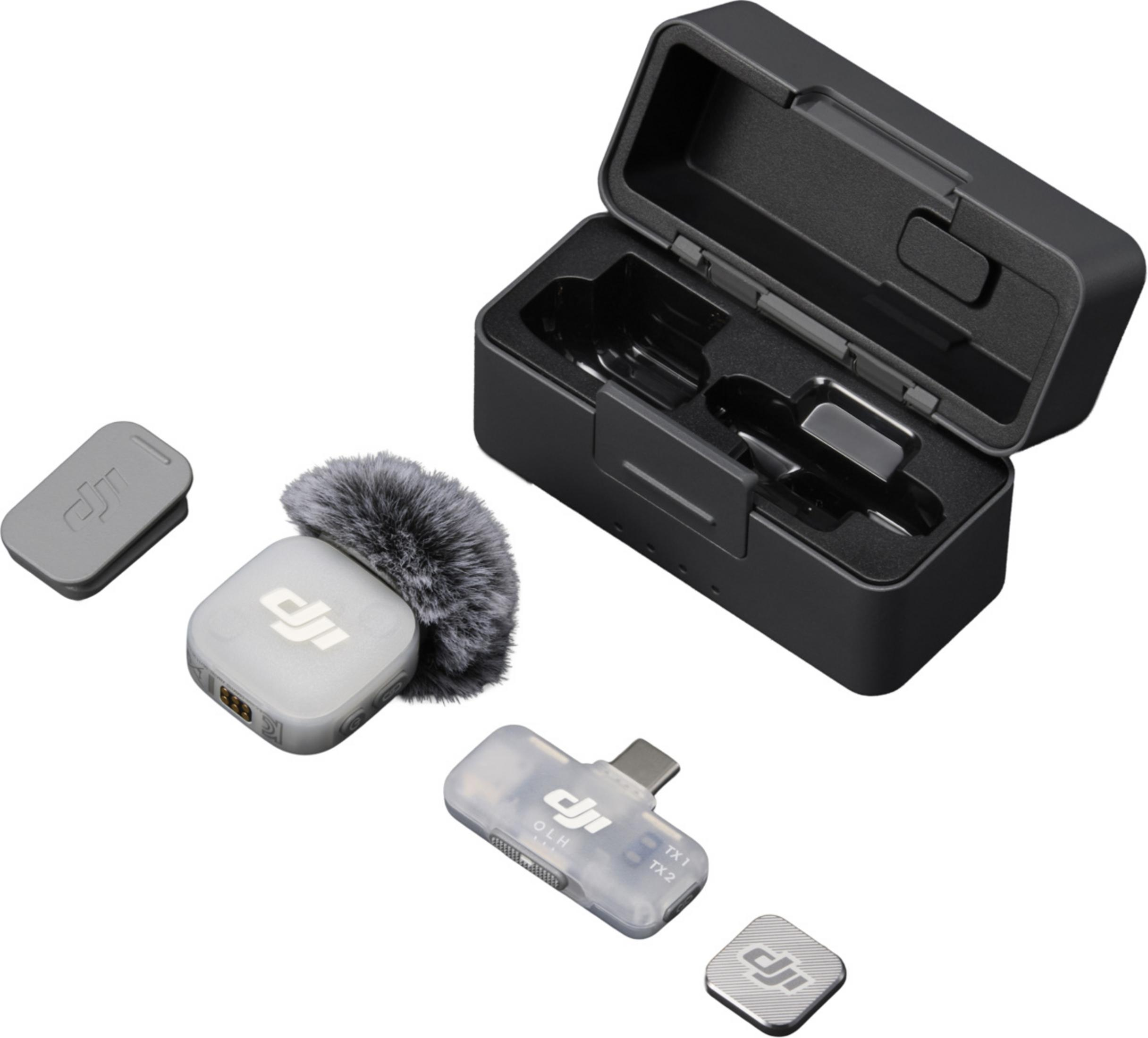 DJI microfoon set met oplaadcase, zender en accessoires op wit.