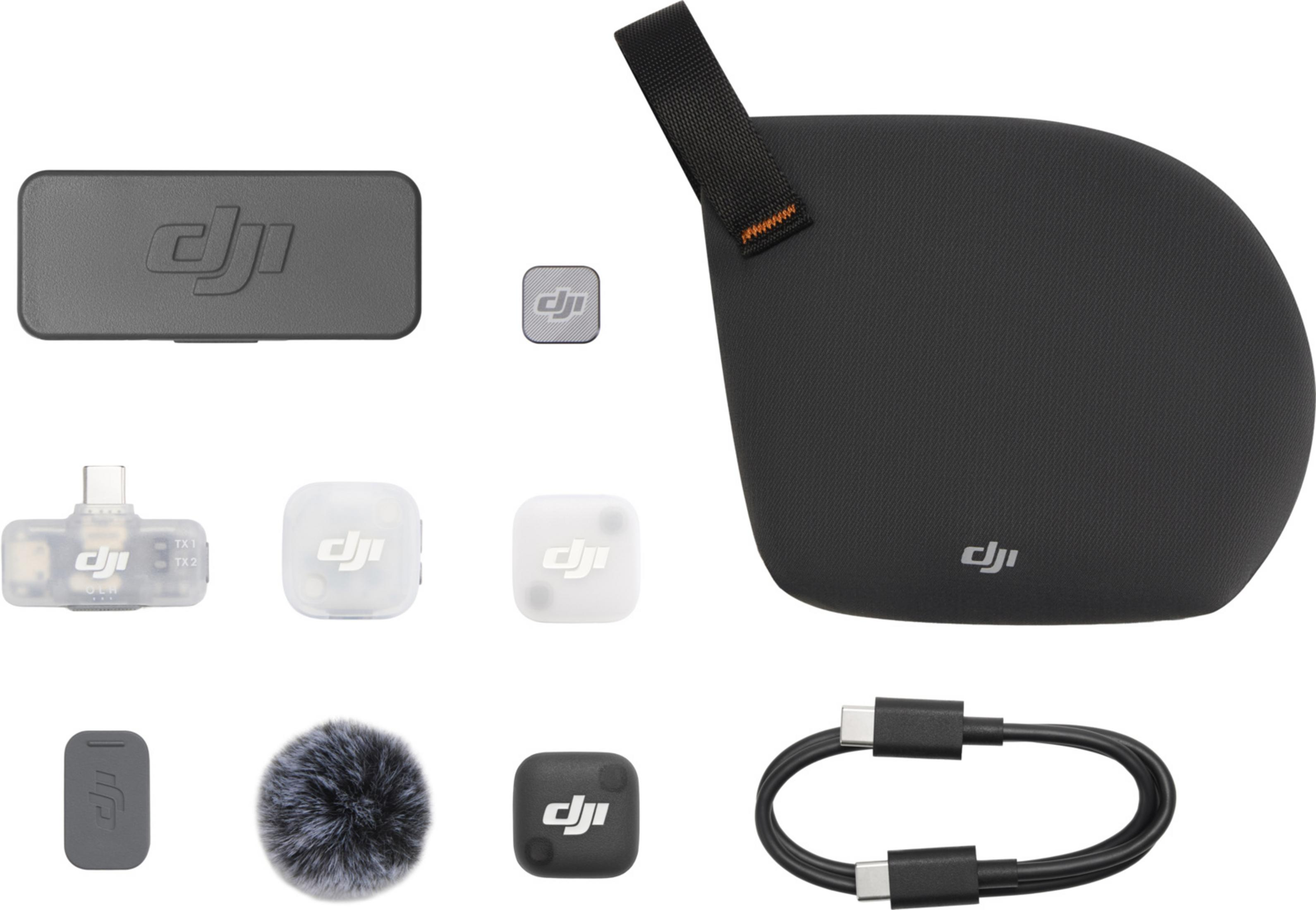 DJI accessoires: oplaadcase, microfoon, kabel en adapters op witte achtergrond.