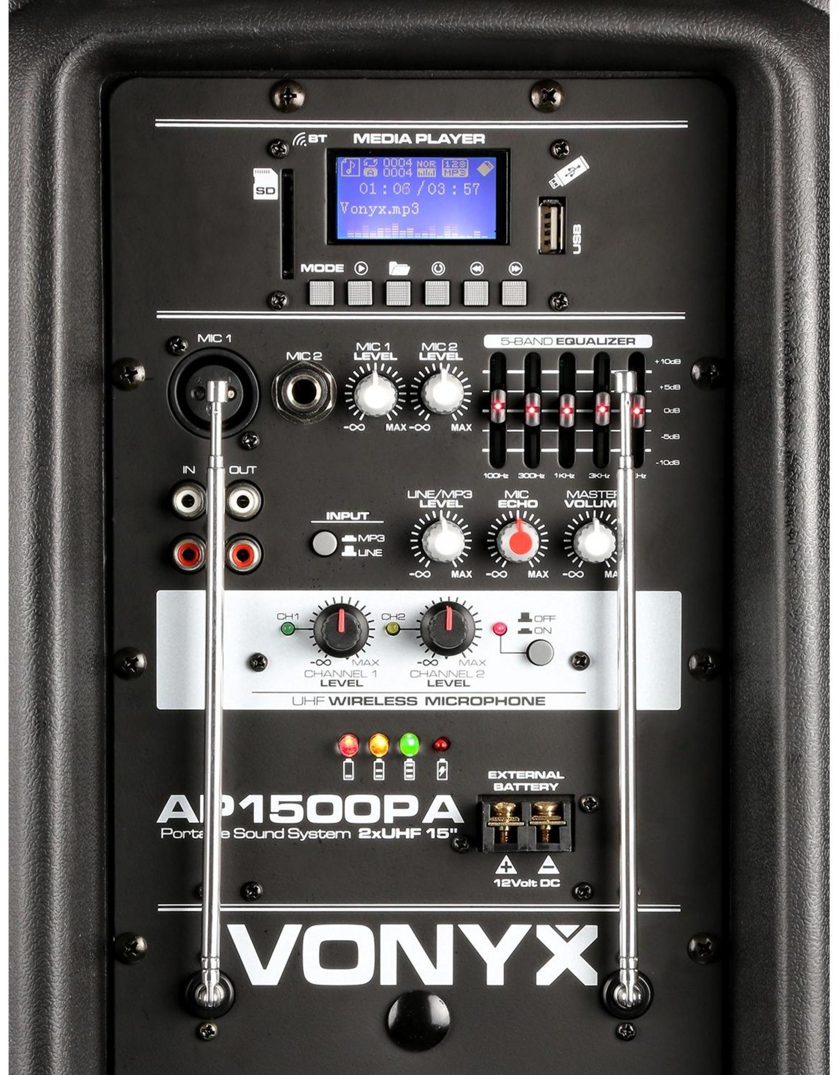 Das Bedienfeld eines Vonyx AP1500PA Soundsystems mit Anschlüssen, Reglern und Display.