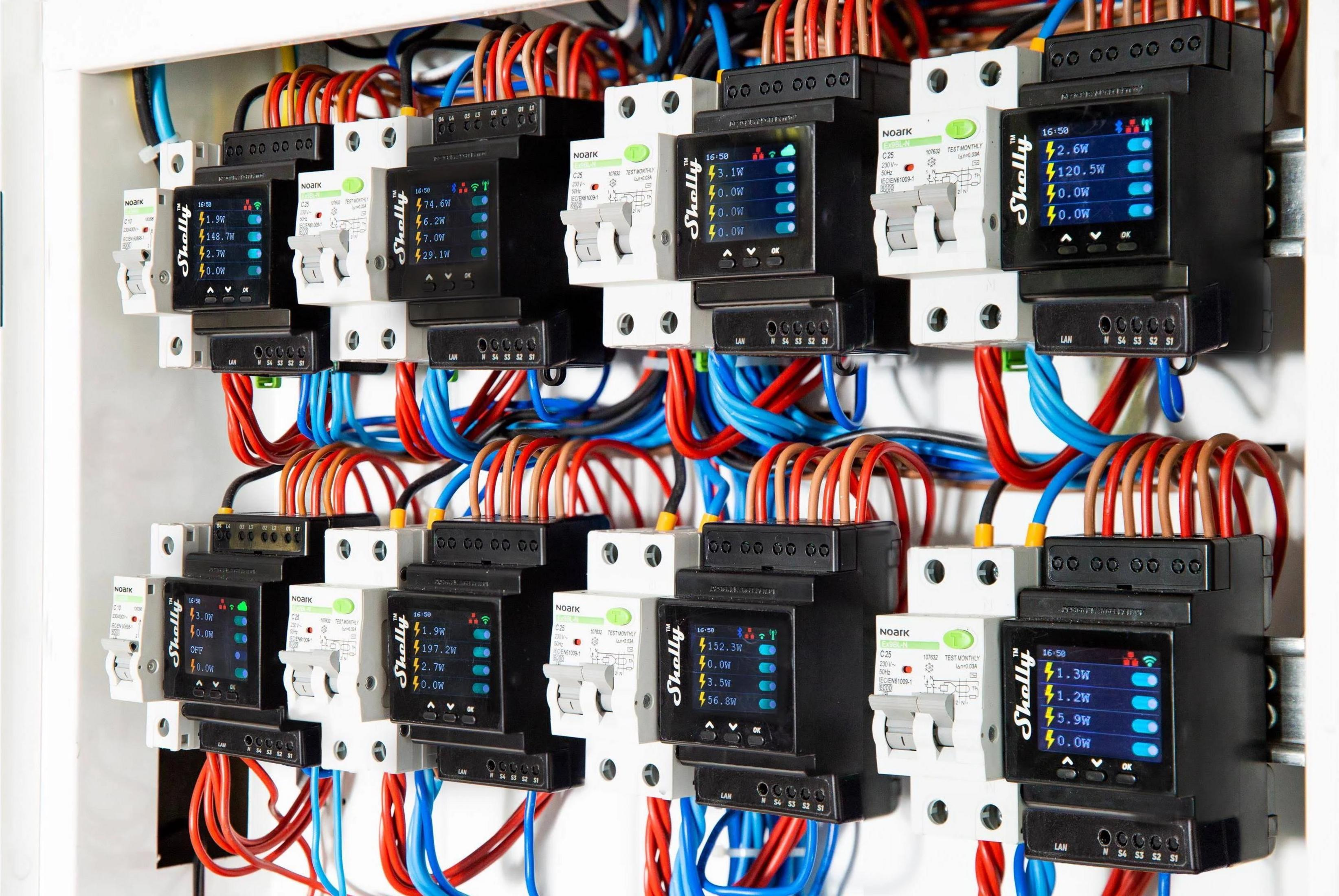 Un quadro elettrico con interruttori e dispositivi Shelly.