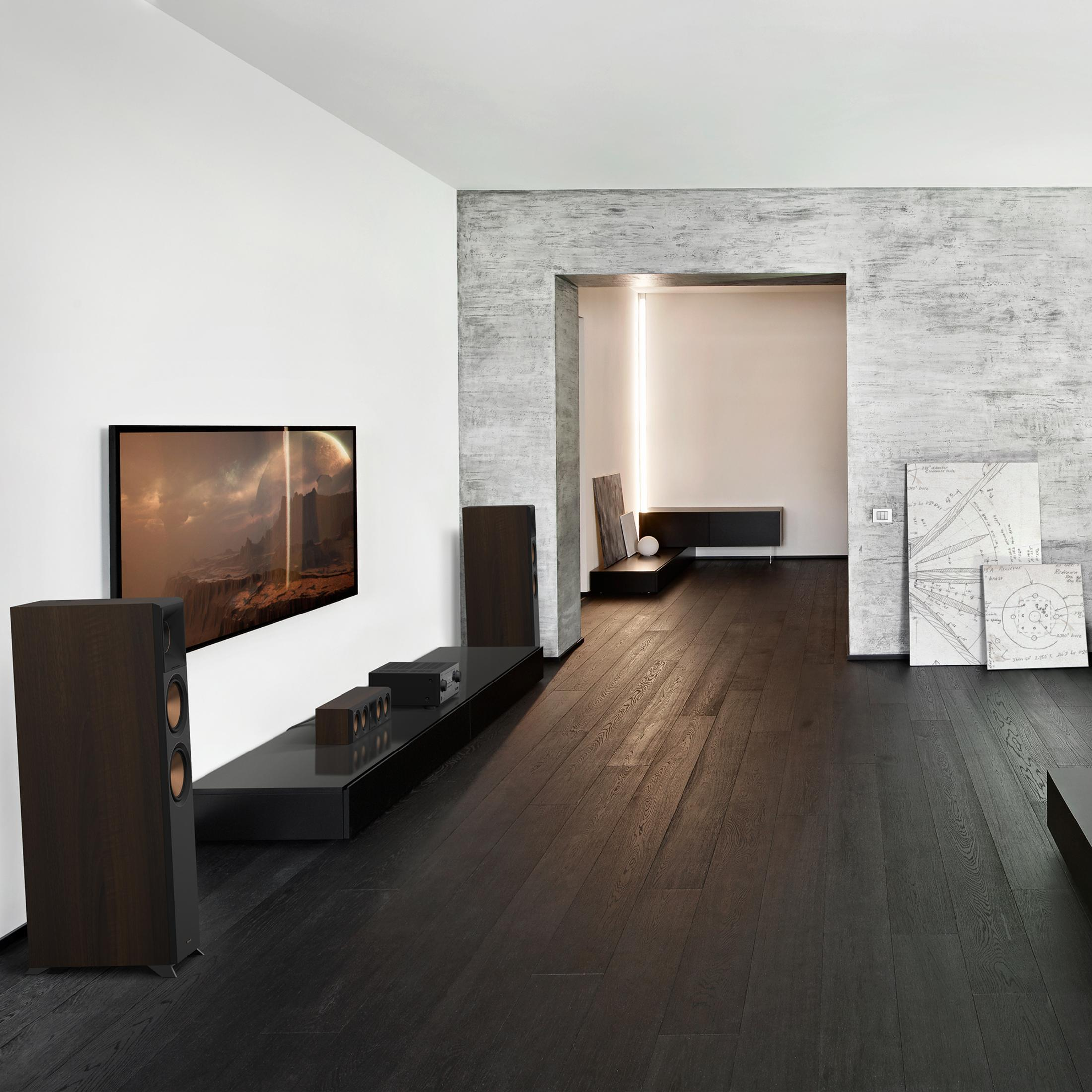 Ein modernes Wohnzimmer mit dunklem Holzboden, Fernseher, Lautsprechern und Kunstwerken.