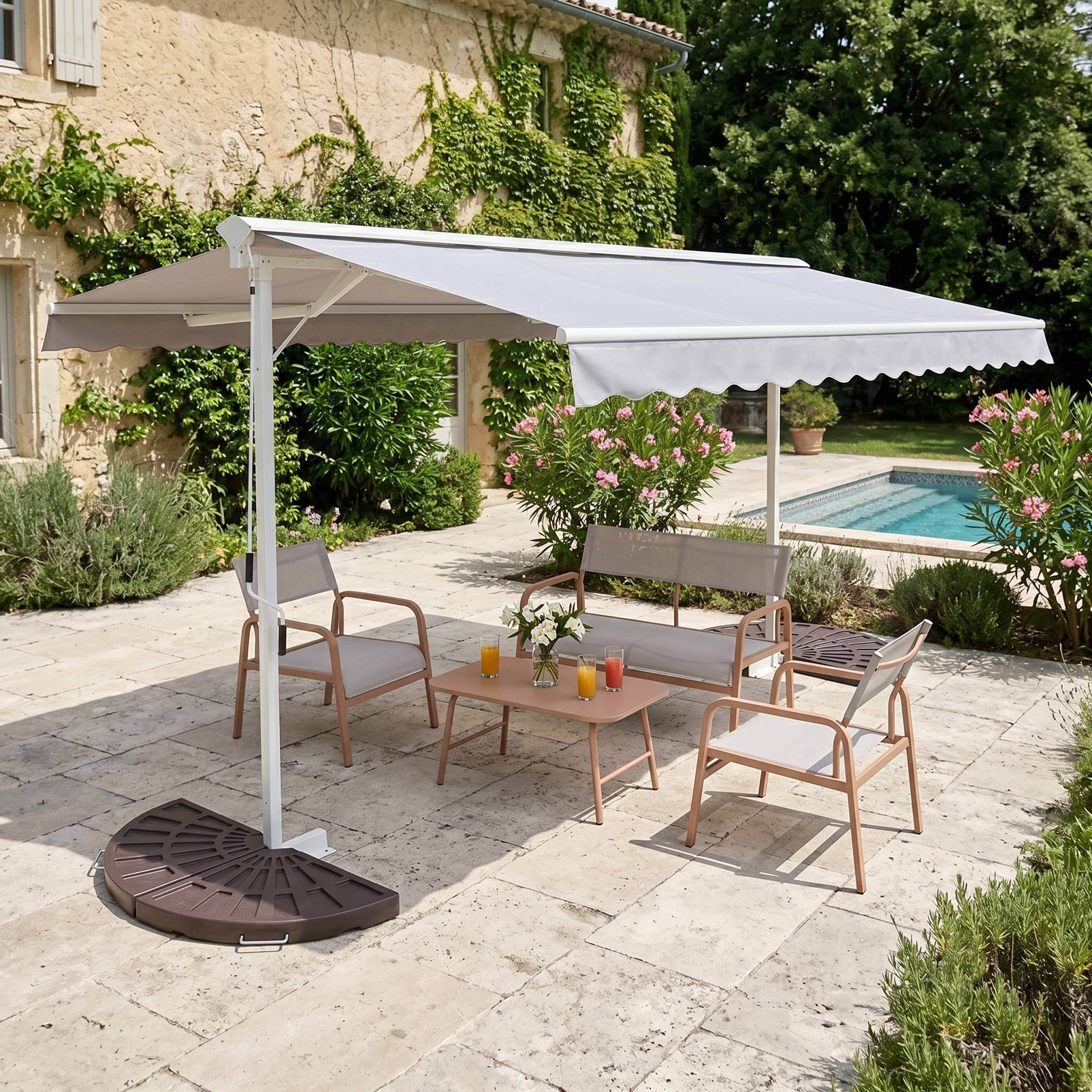 Ein Gartenmöbelset mit Sonnenschirm, Tisch und Stühlen auf einer Steinterrasse.