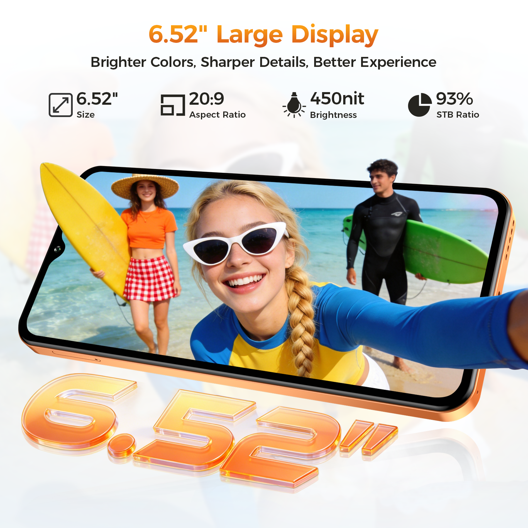 Un smartphone muestra una selfie de tres personas con tablas de surf en la playa.