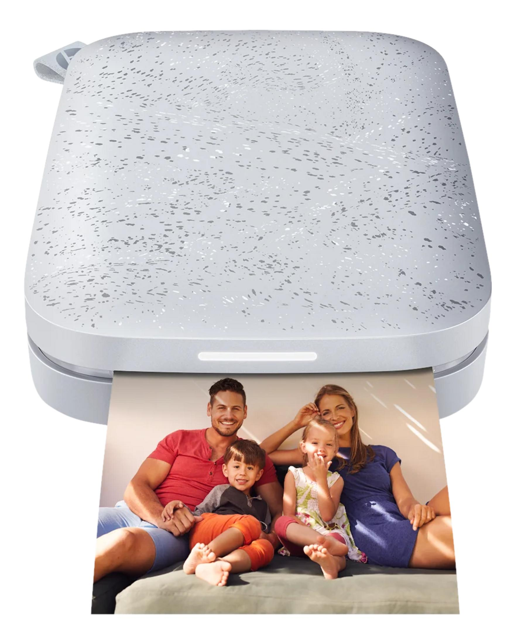 Een witte printer print een foto van een gezin van vier.