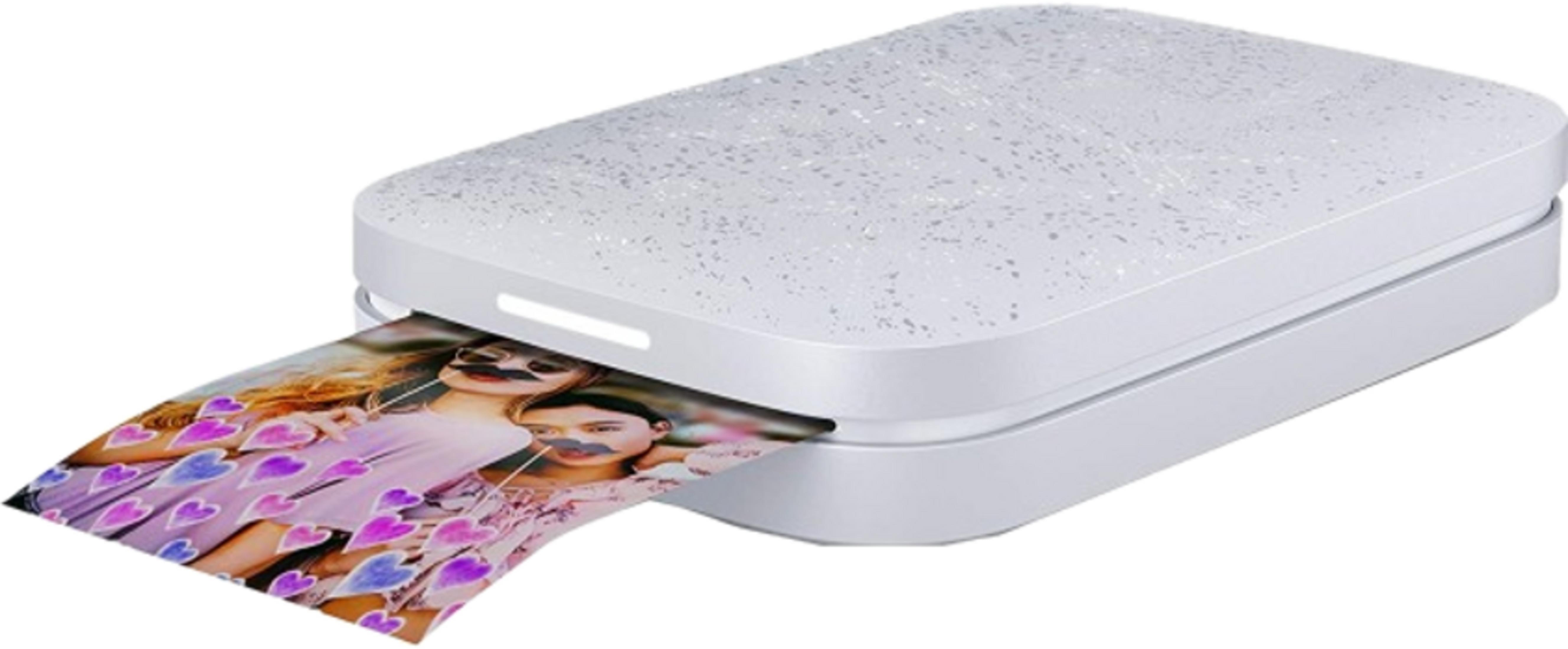 Een witte printer print een foto van twee meisjes met snor-props.