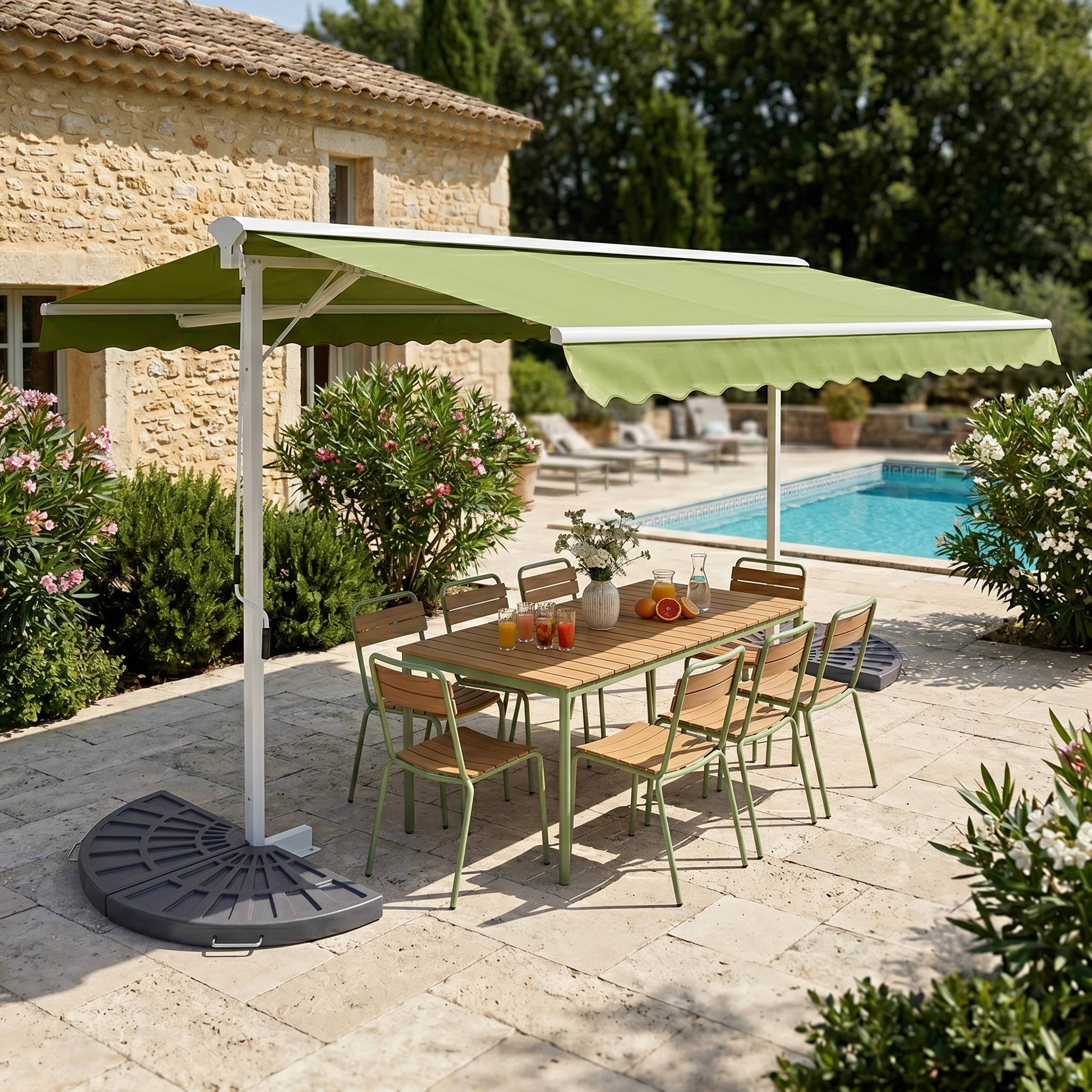 Ein Esstisch mit Stühlen unter einem Sonnenschirm neben einem Pool.