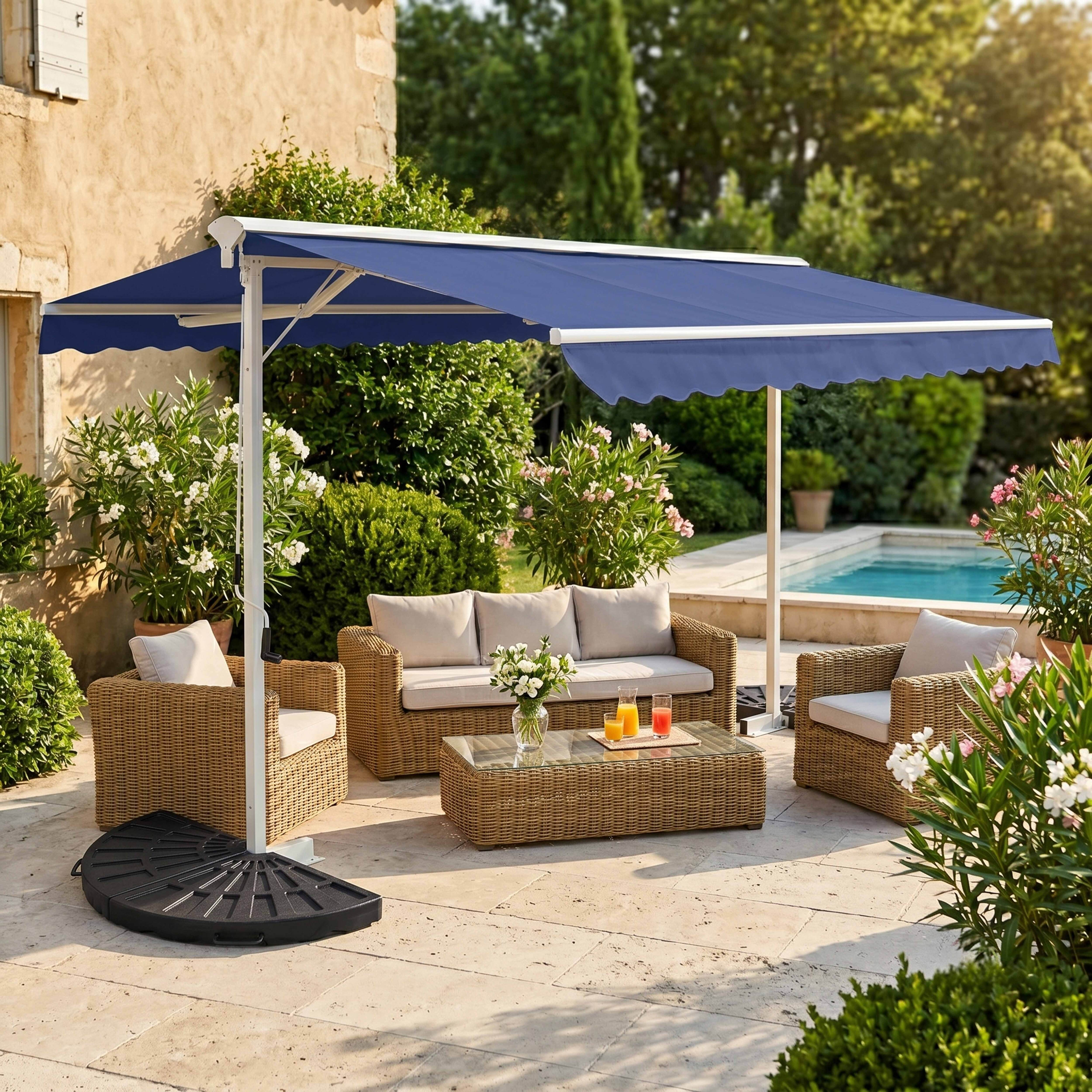 Geflochtene Möbel und ein blauer Sonnenschirm auf einer Terrasse mit Pool.
