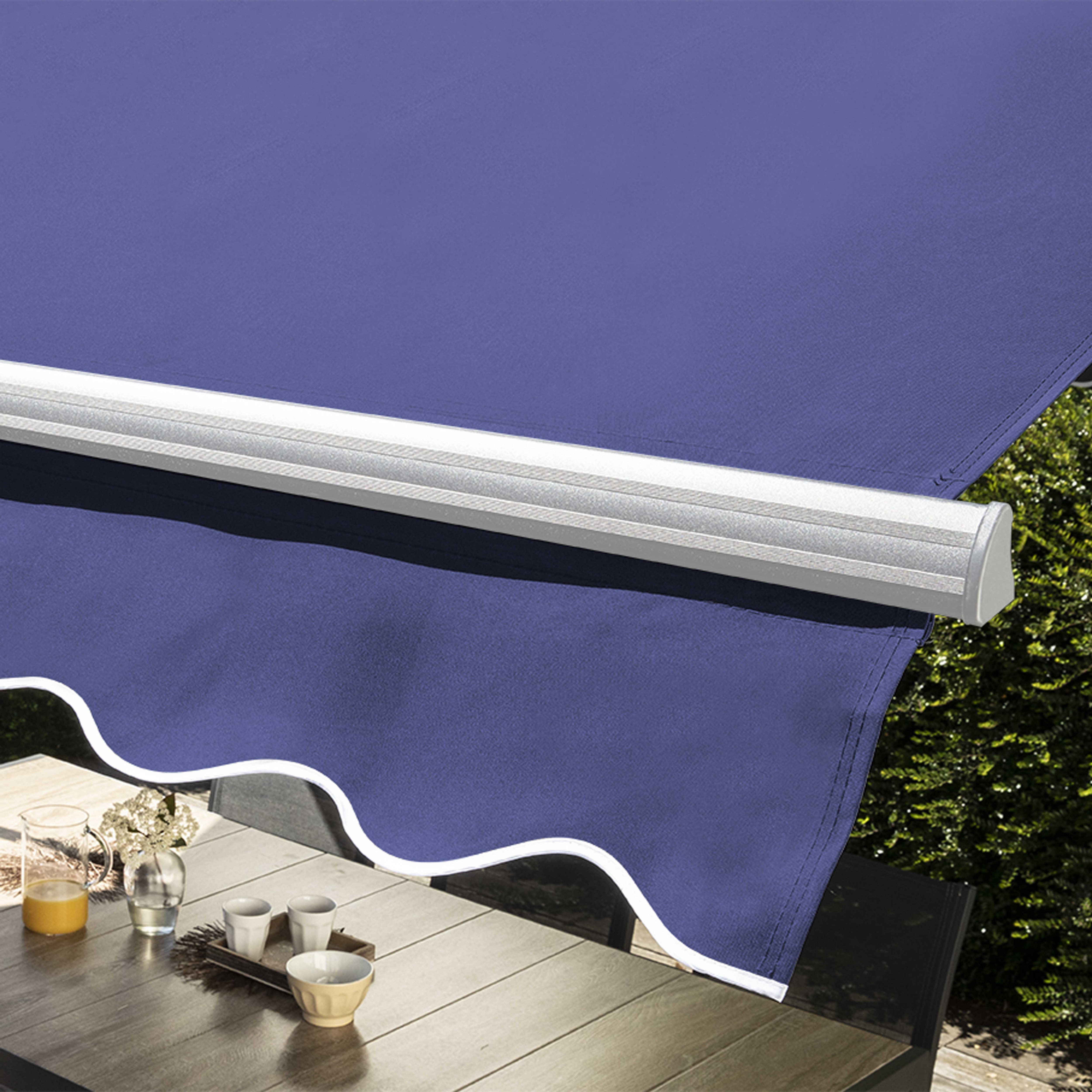 Ein blauer Sonnenschirm mit silbernem Gestell über einem Holztisch mit Getränken.
